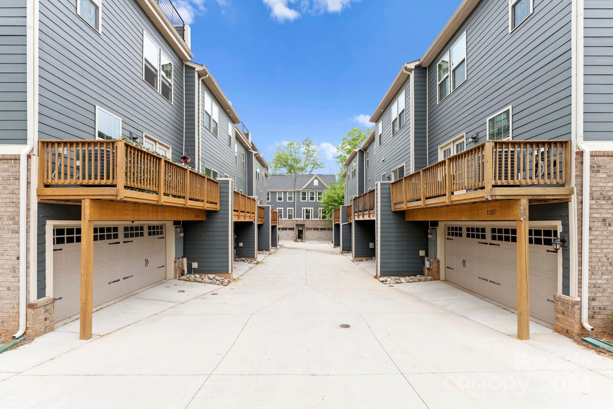 1233 Queen Lyon Court