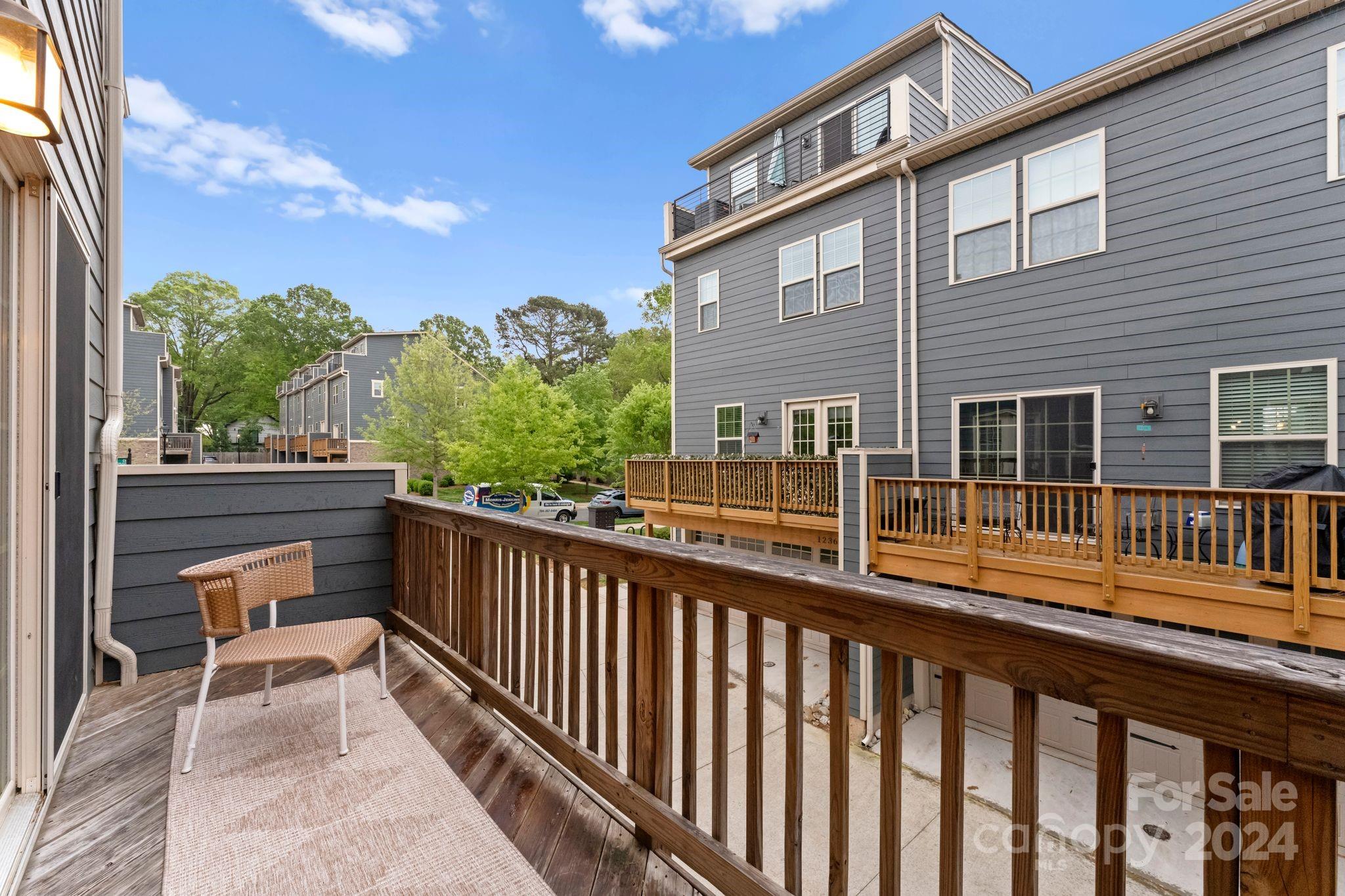 1233 Queen Lyon Court