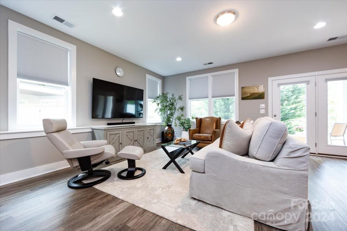 5228 Valley Stream Road