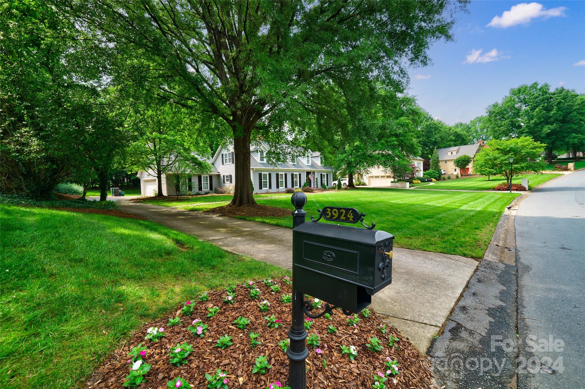 3924 Huntcliff Drive