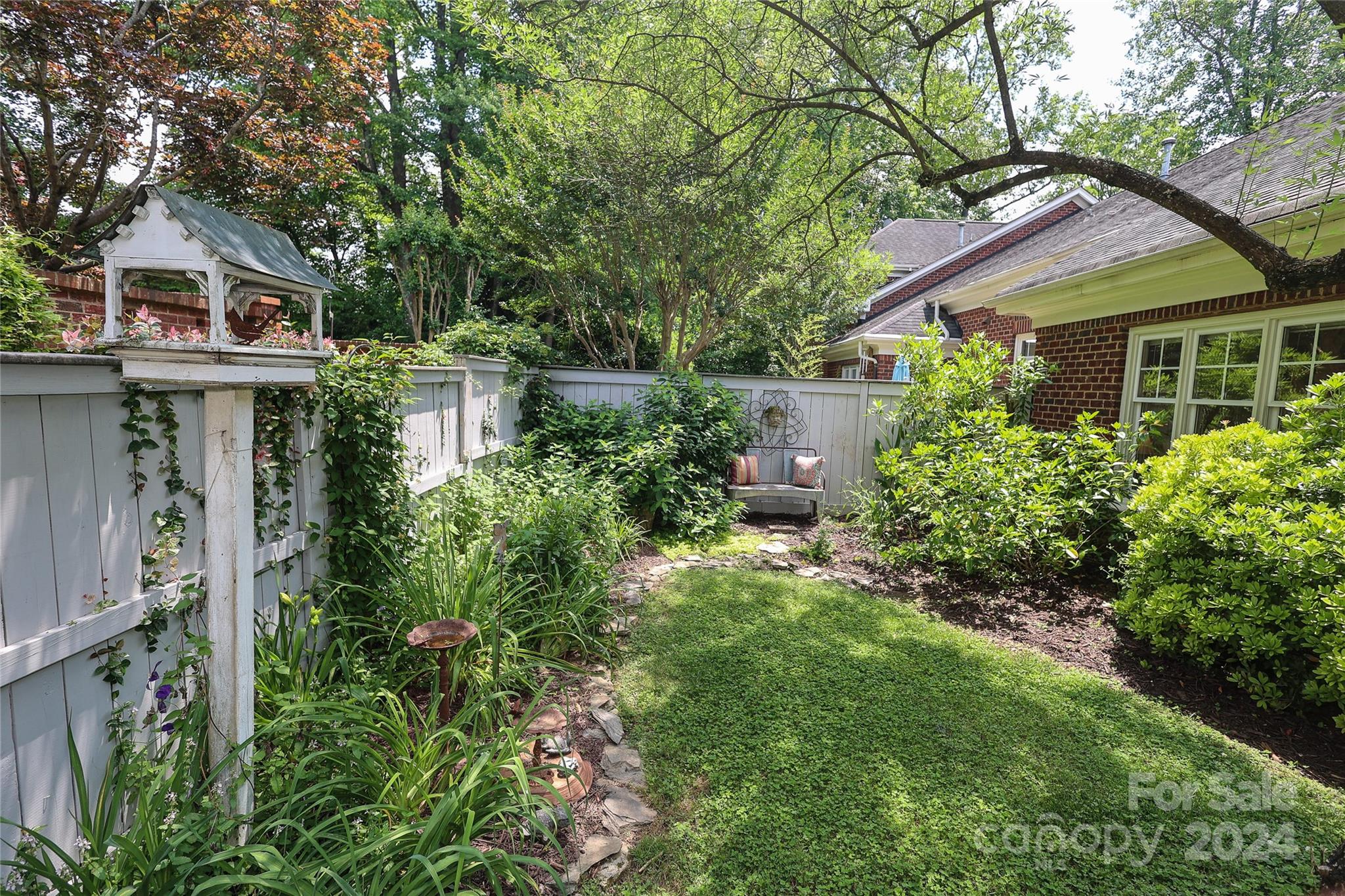212 Sloane Square Way