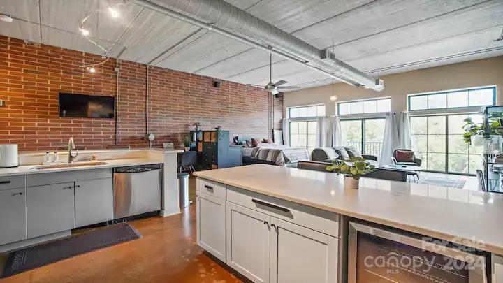 626 N Graham Street Unit: 408