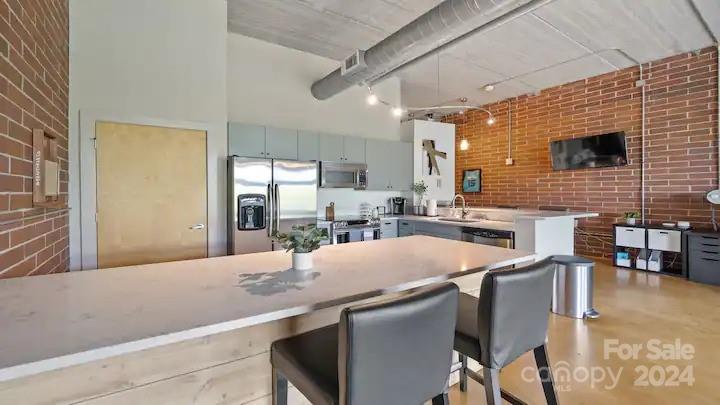 626 N Graham Street Unit: 408