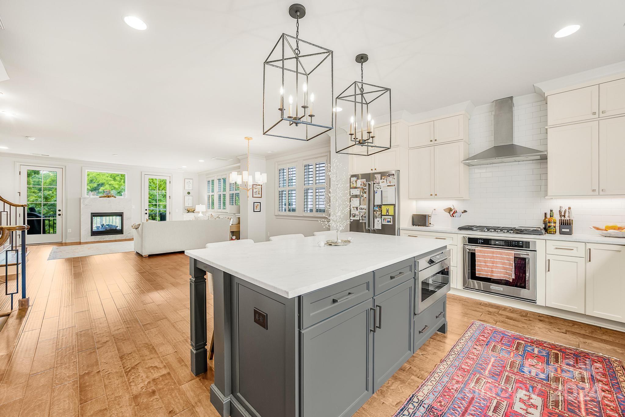 1216 Cotswold Place
