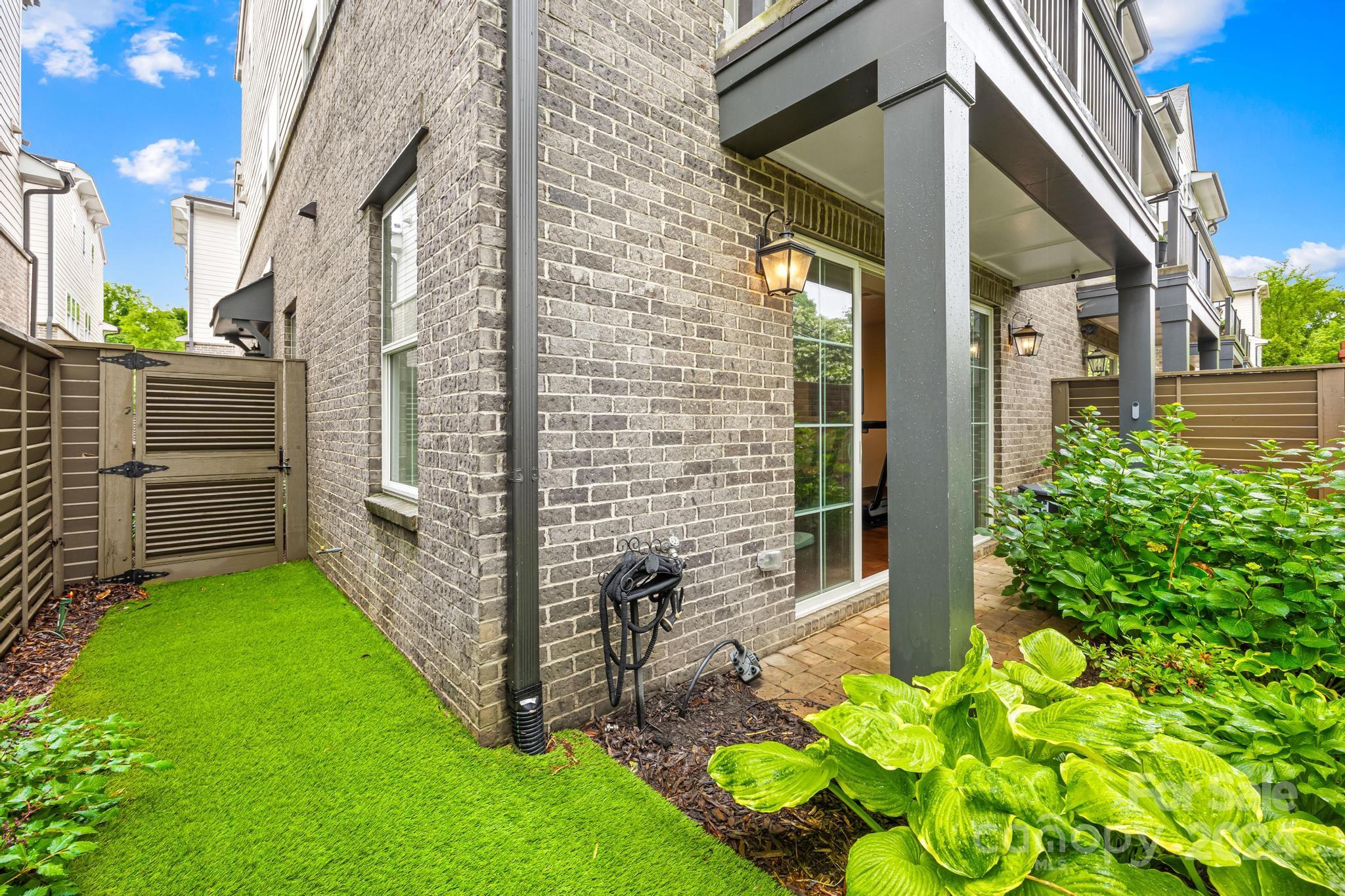 1216 Cotswold Place