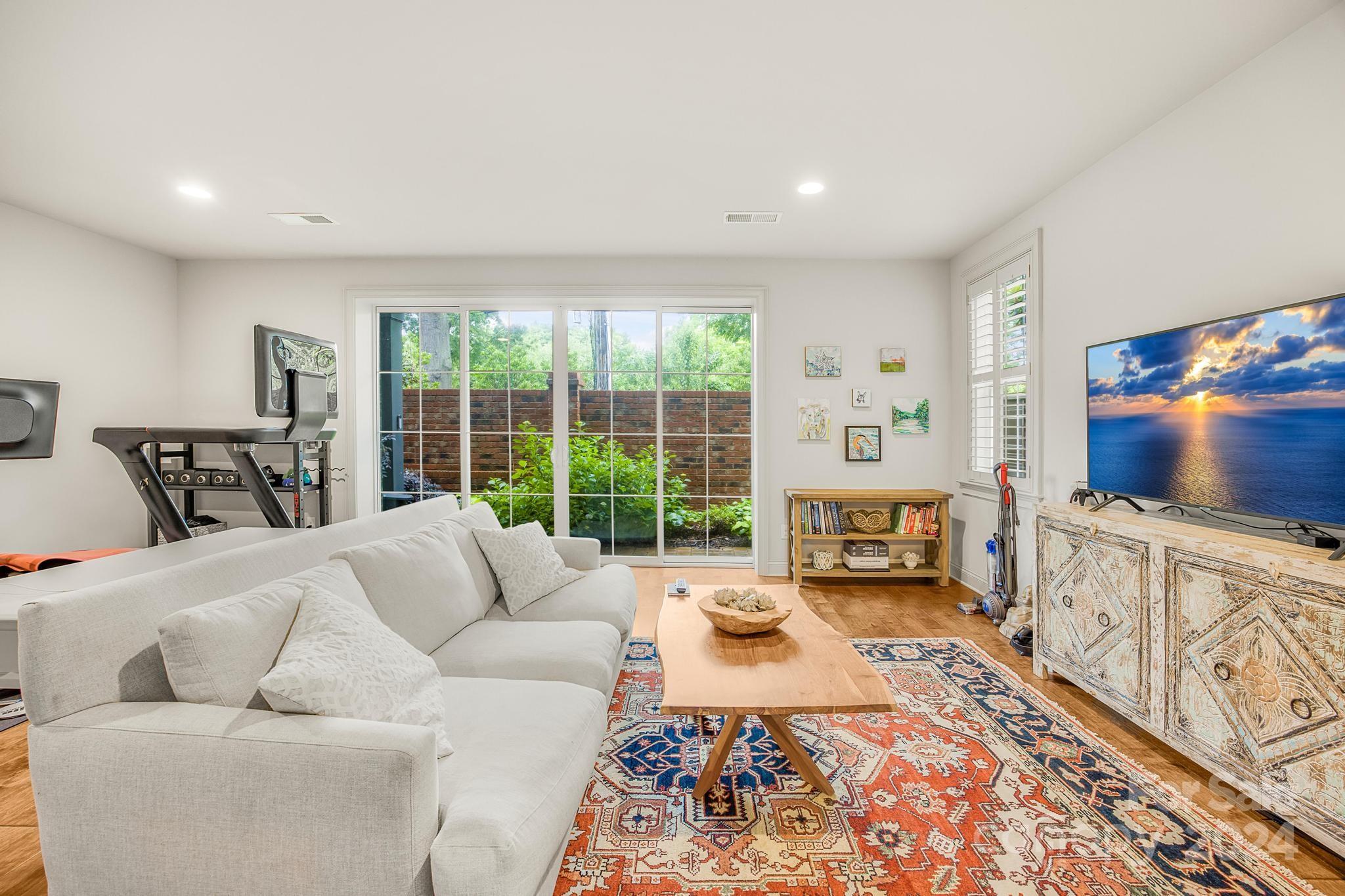 1216 Cotswold Place