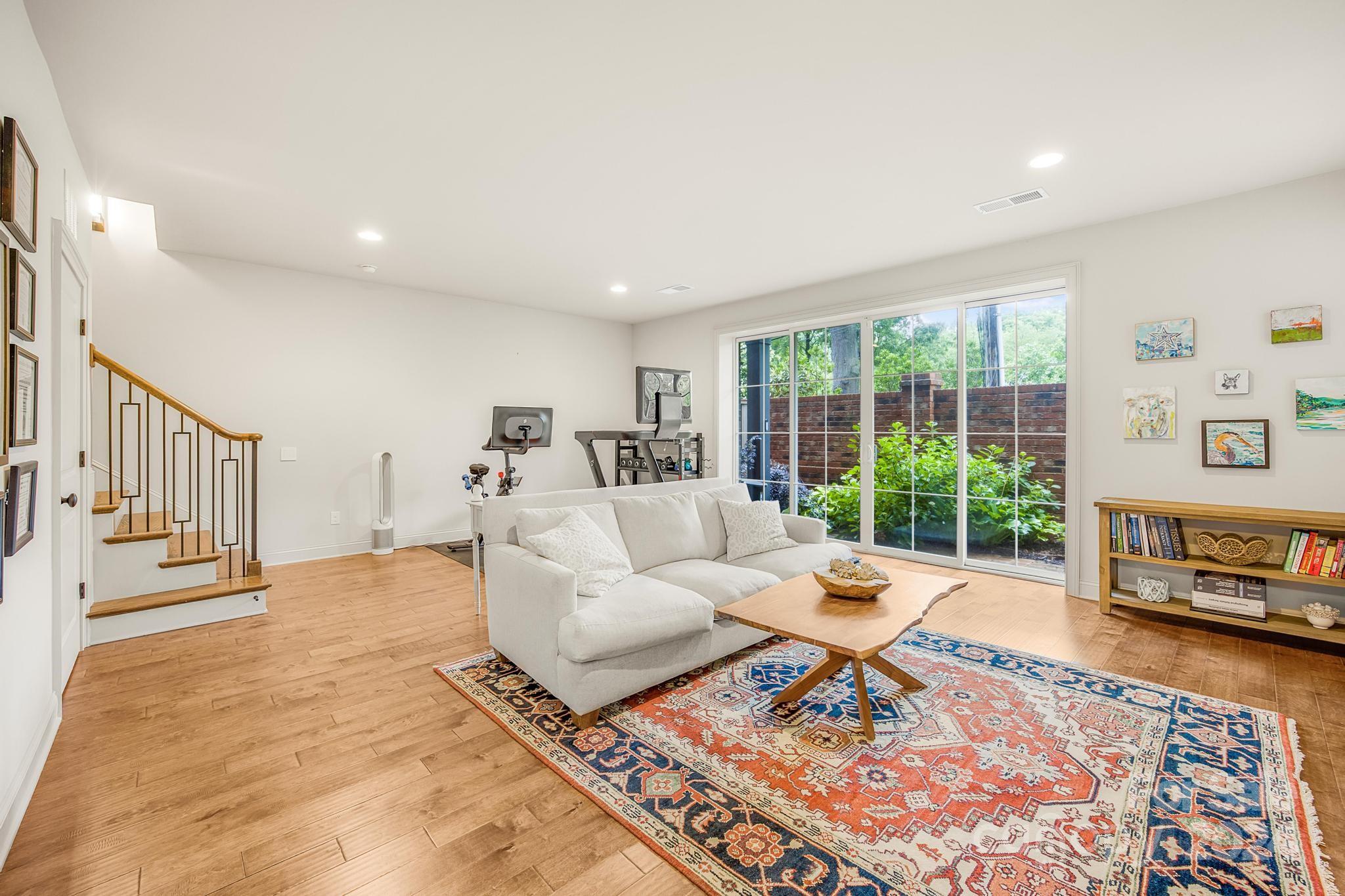 1216 Cotswold Place