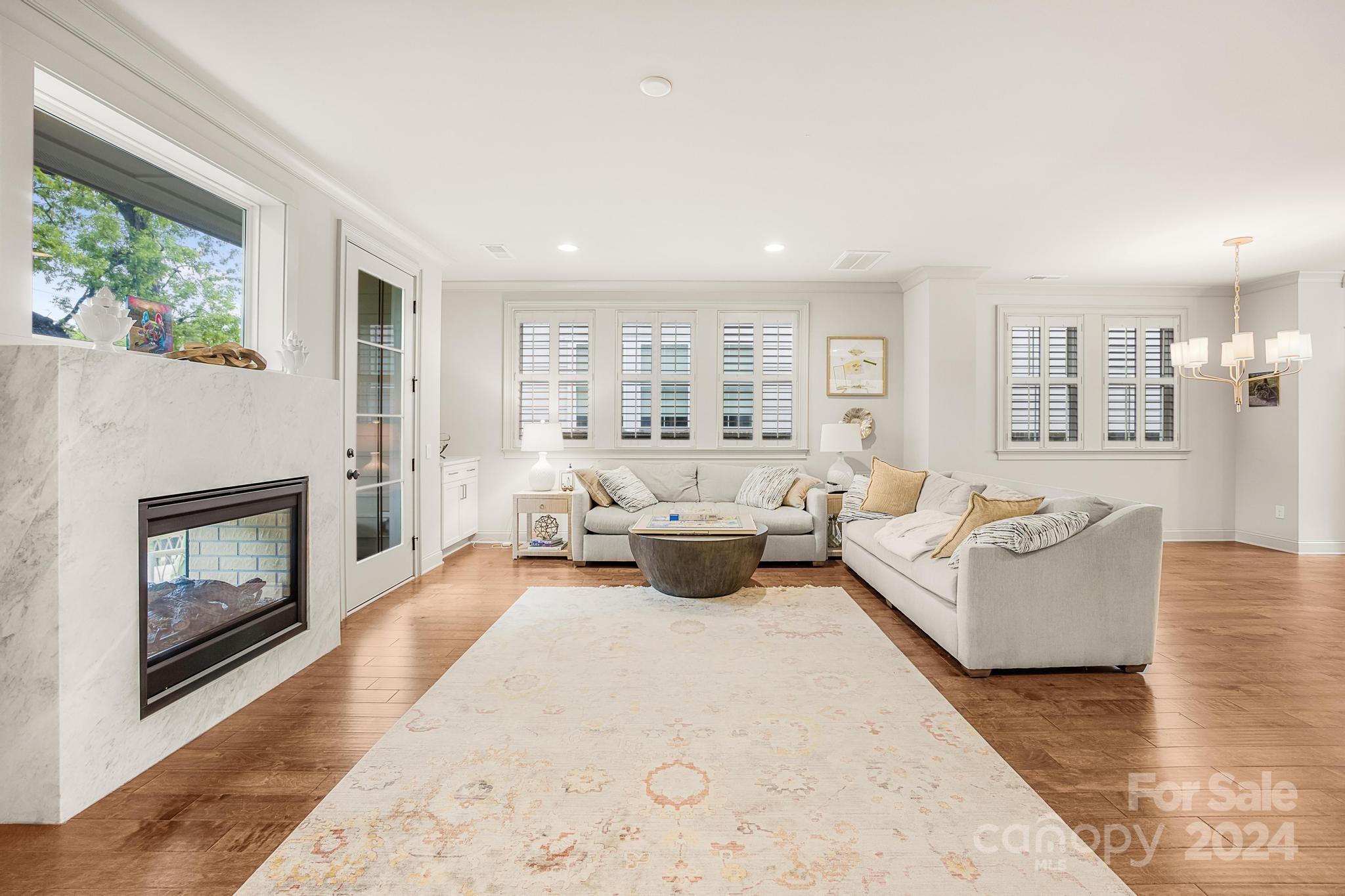 1216 Cotswold Place