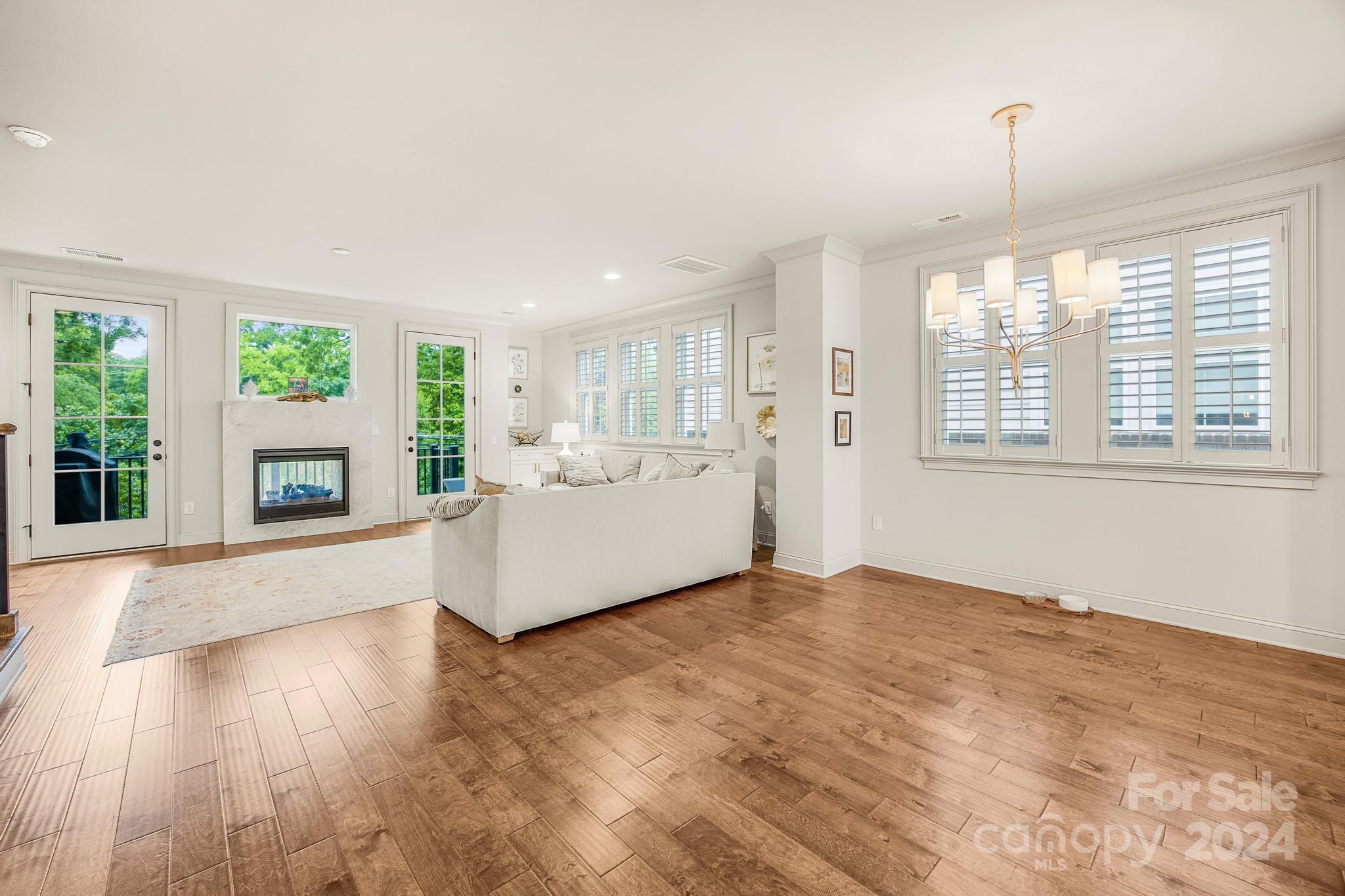 1216 Cotswold Place