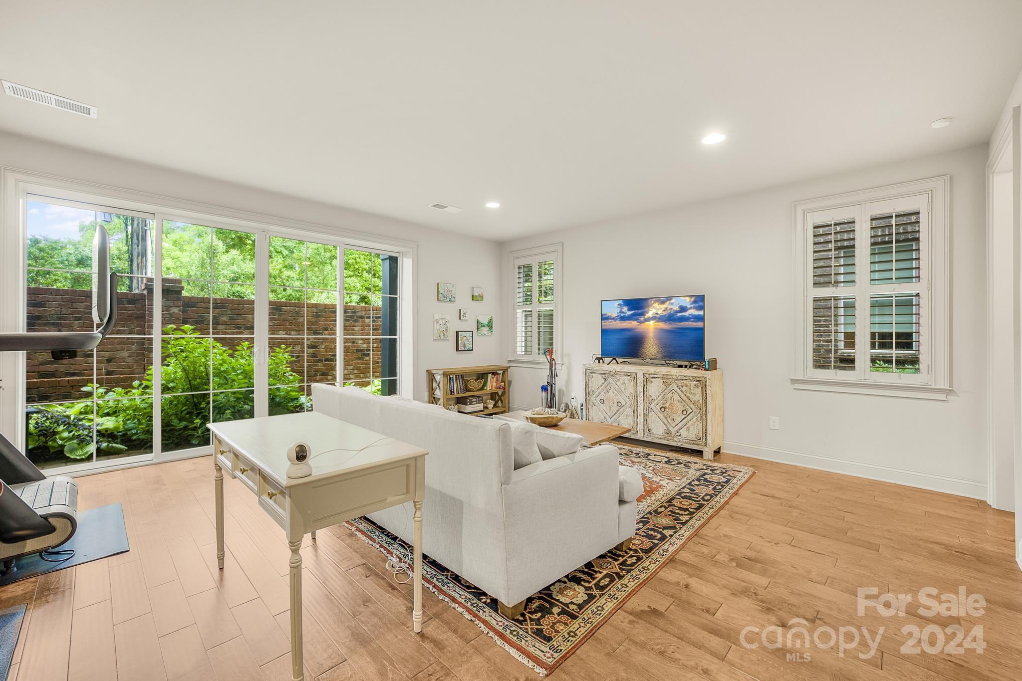 1216 Cotswold Place