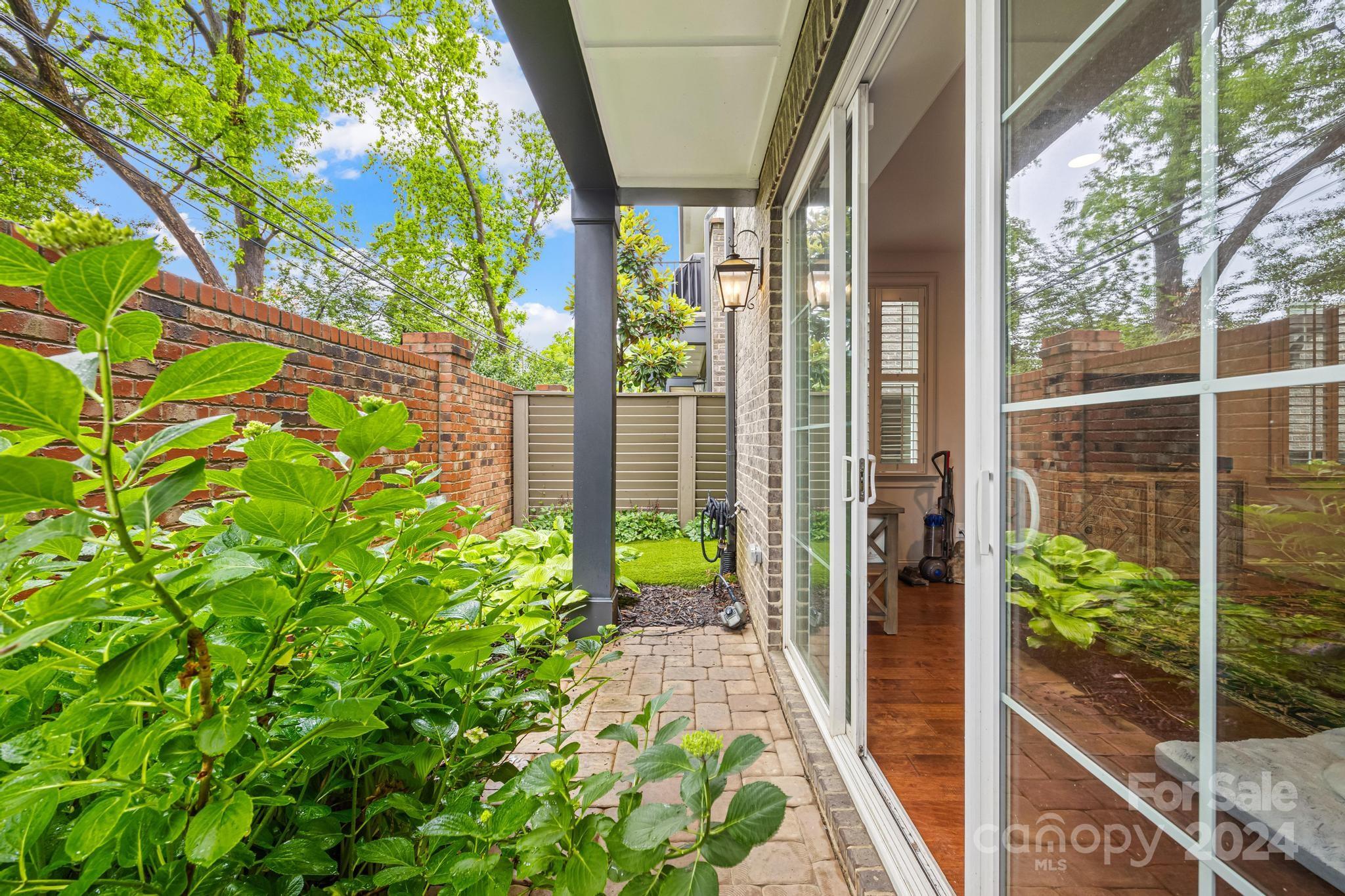 1216 Cotswold Place