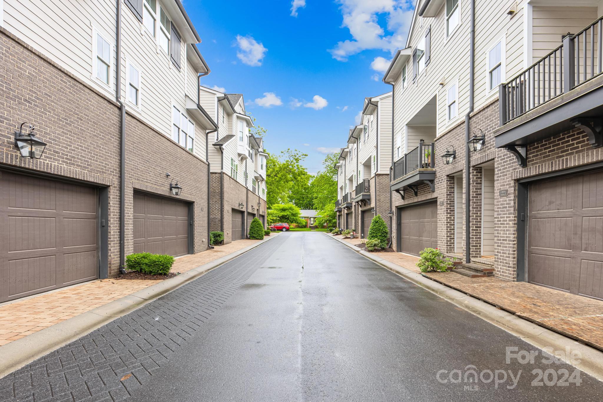 1216 Cotswold Place