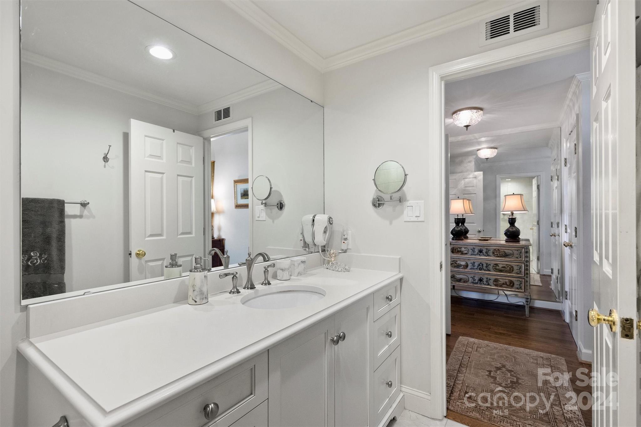 1530 Queens Road Unit: 901