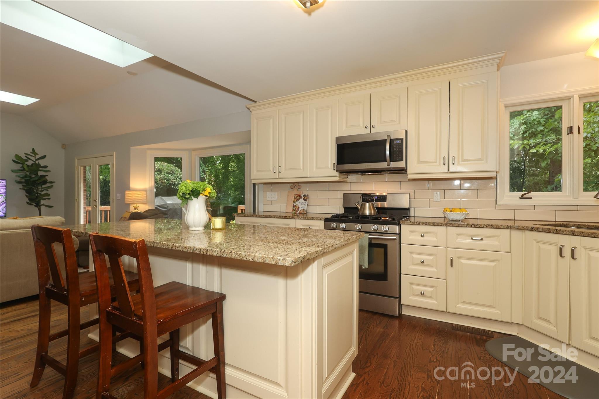 6552 Shaftesbury Road