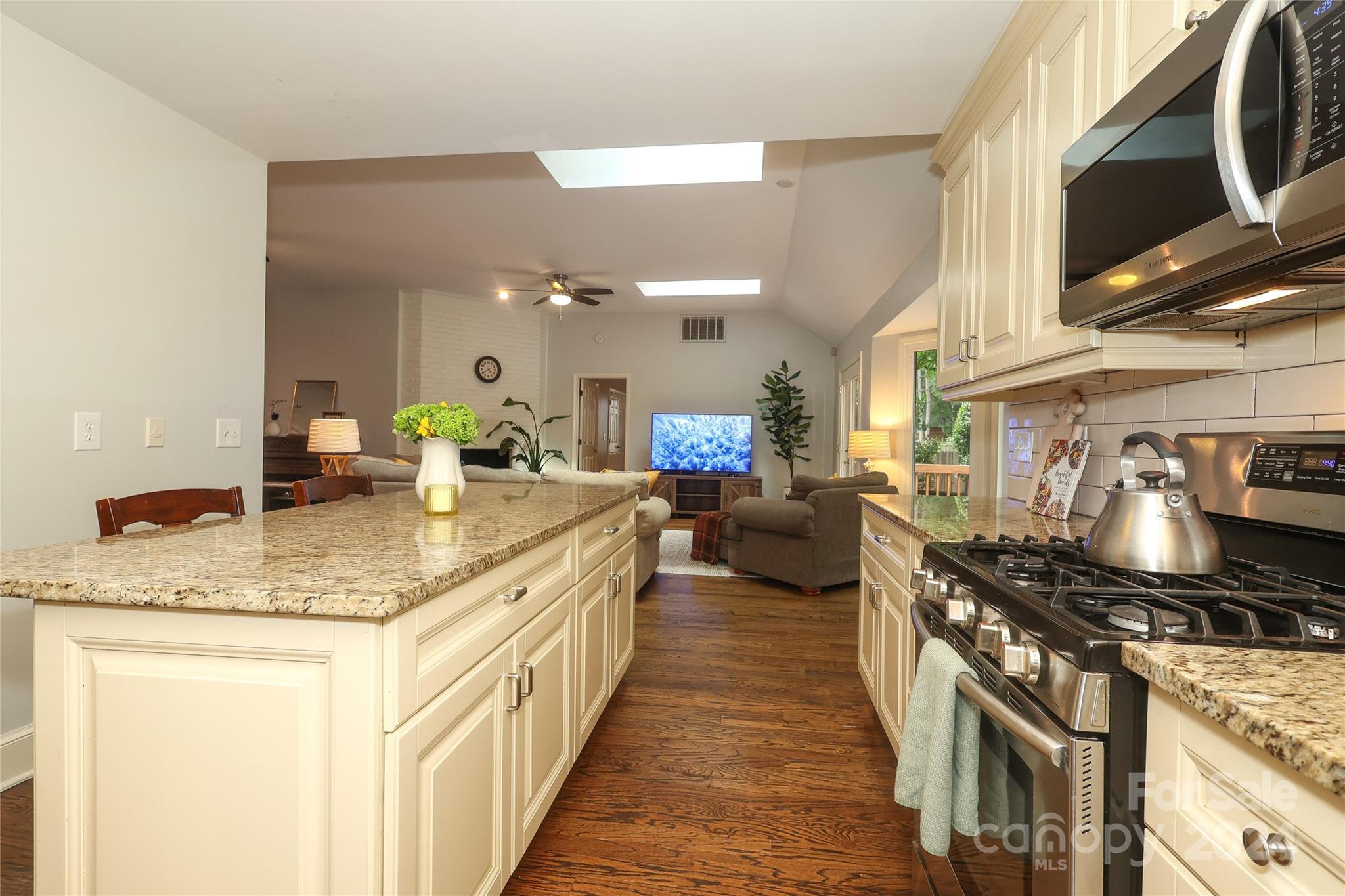 6552 Shaftesbury Road