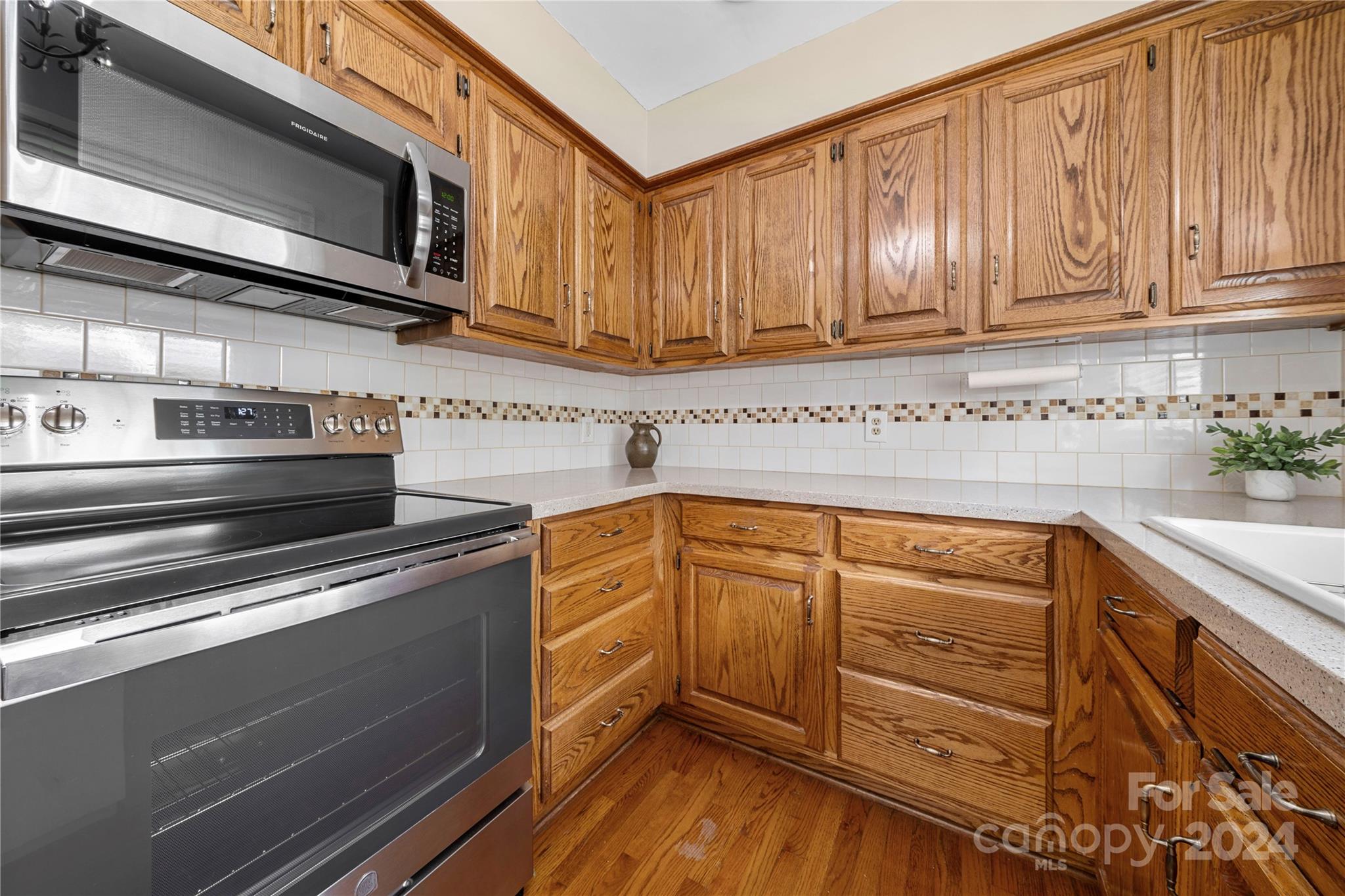 4737 Woodlark Lane