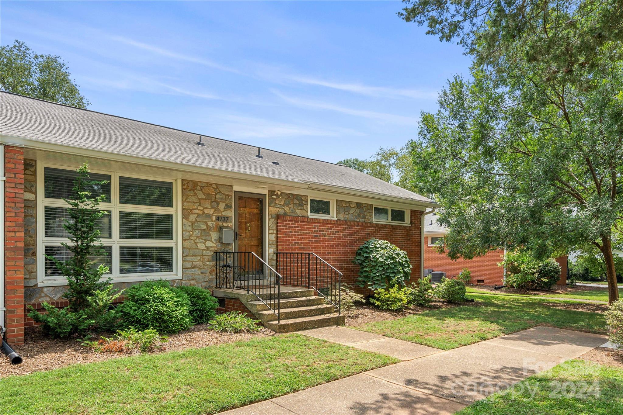 4737 Woodlark Lane