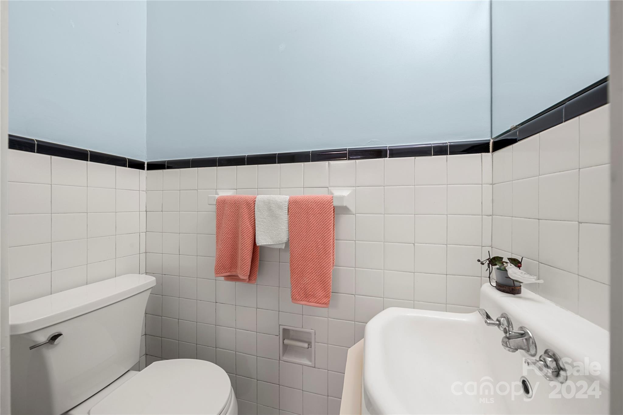 4737 Woodlark Lane