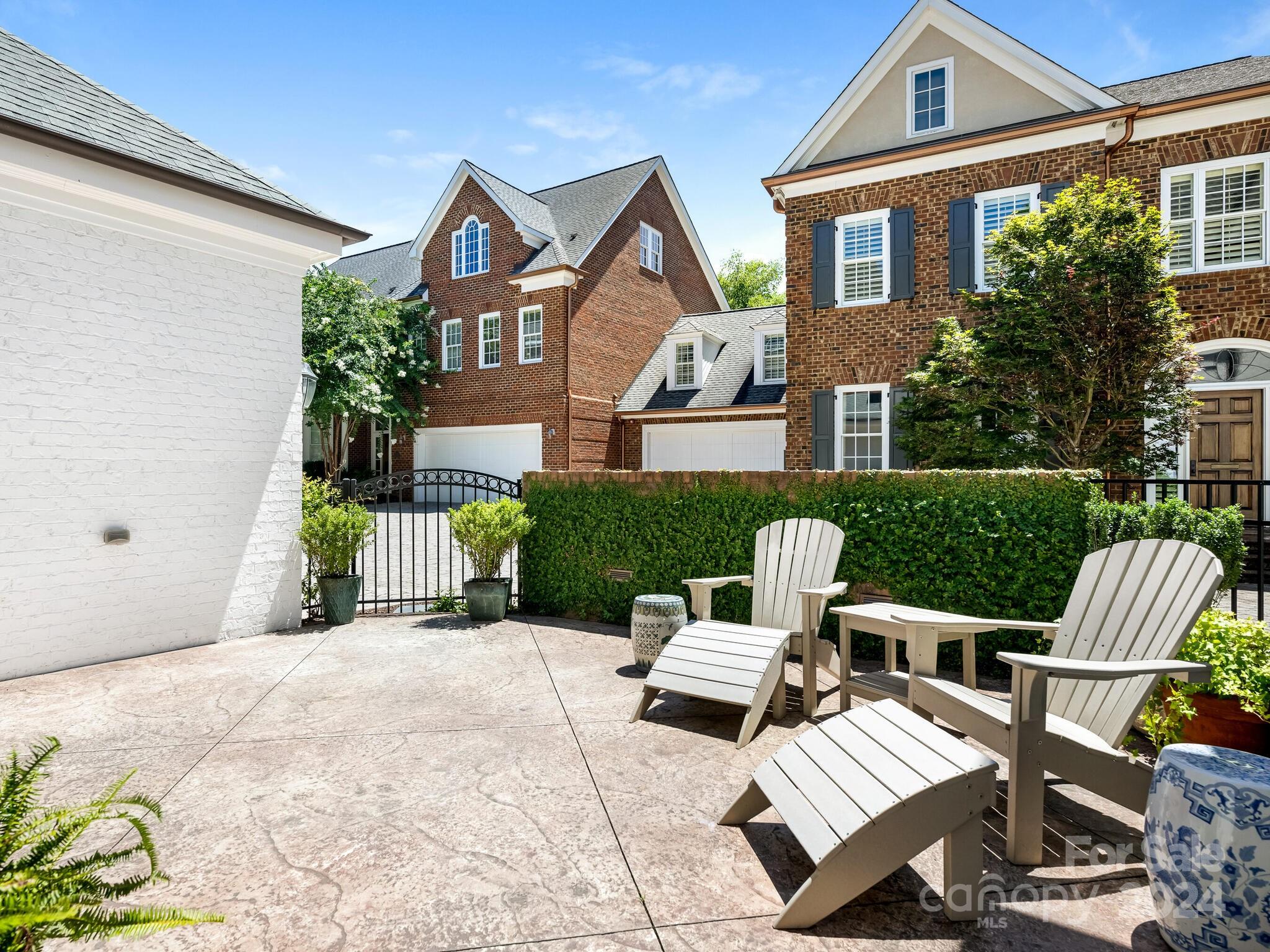 2011 Queens Road W