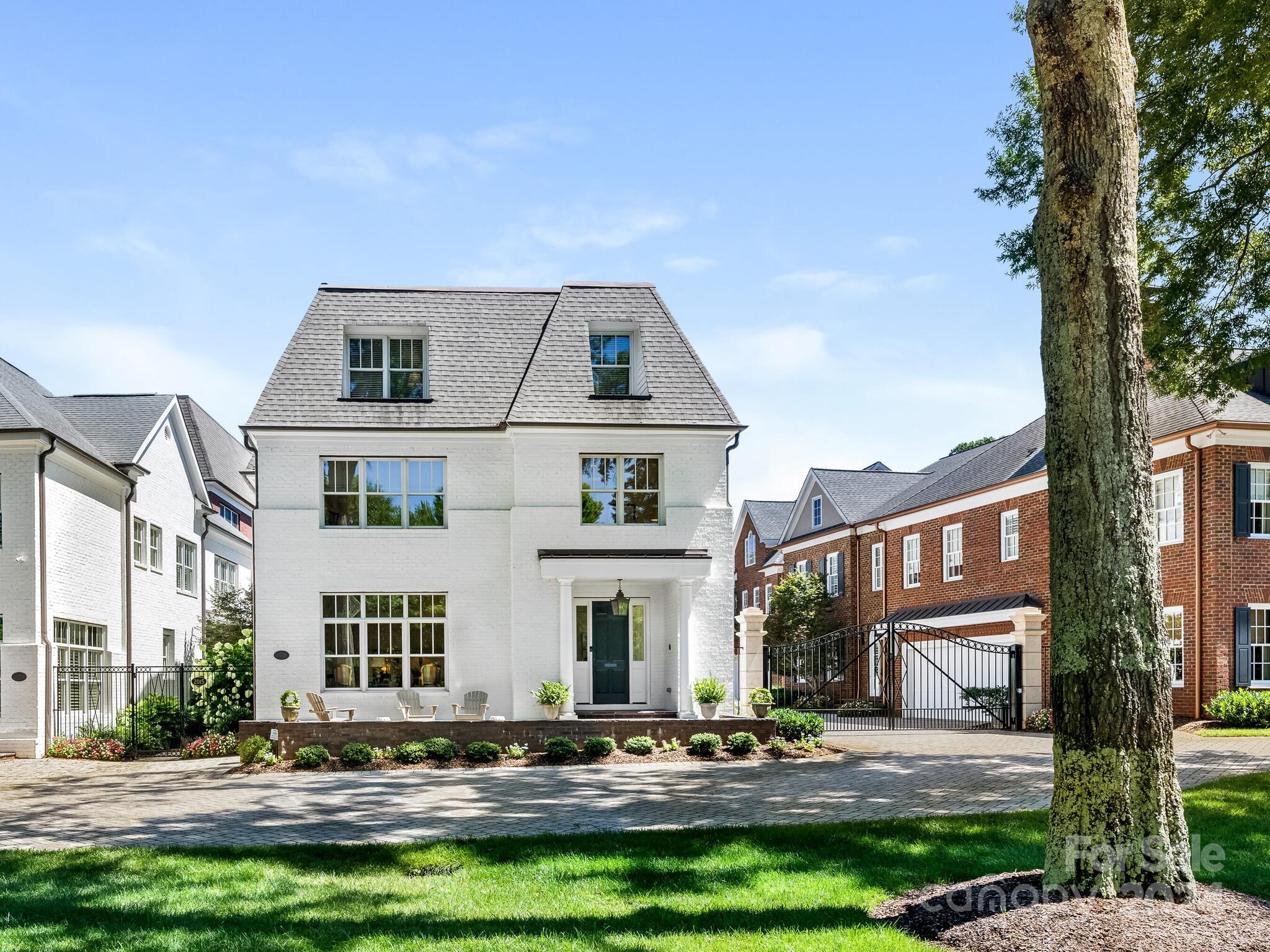 2011 Queens Road W