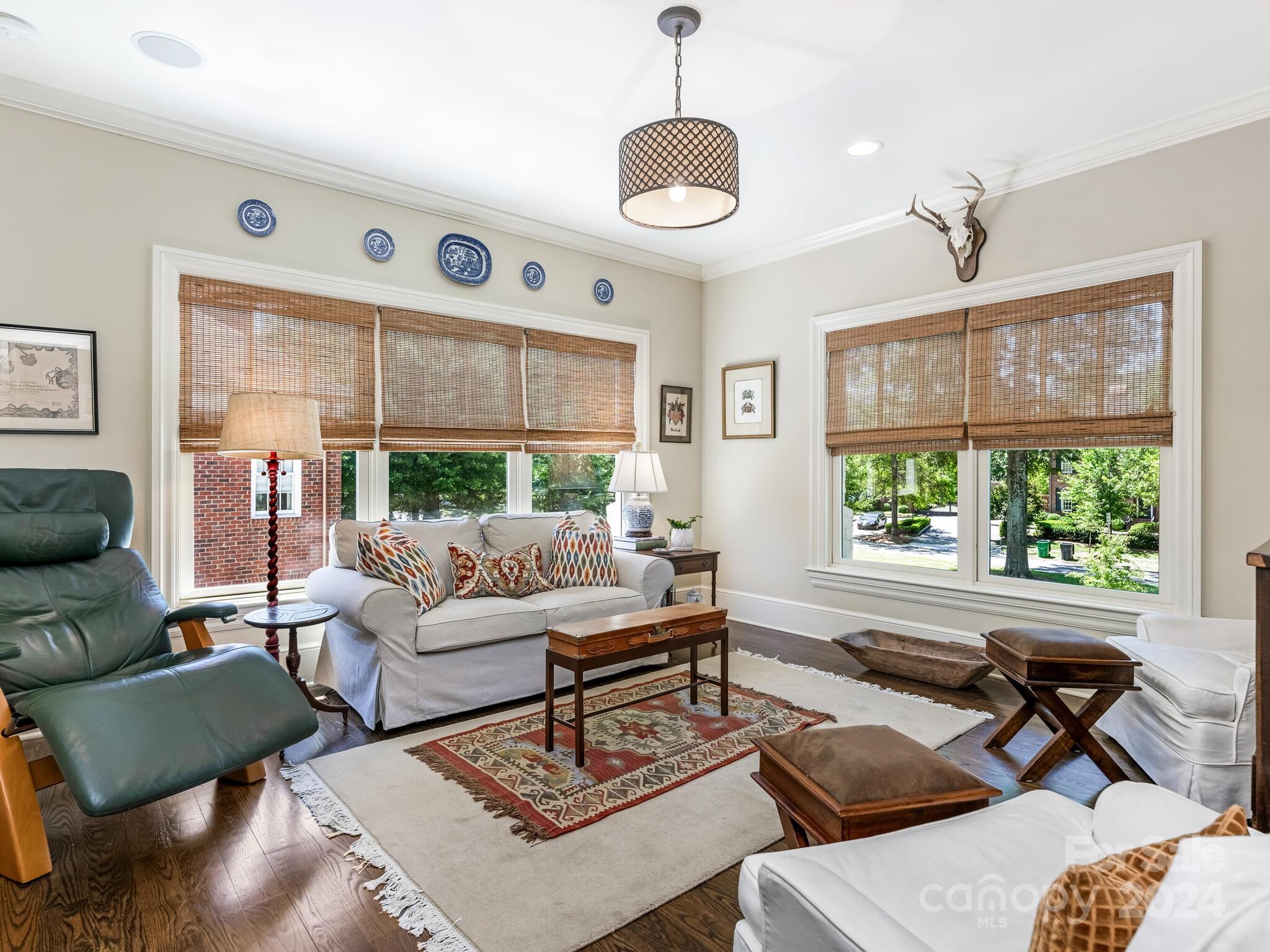 2011 Queens Road W