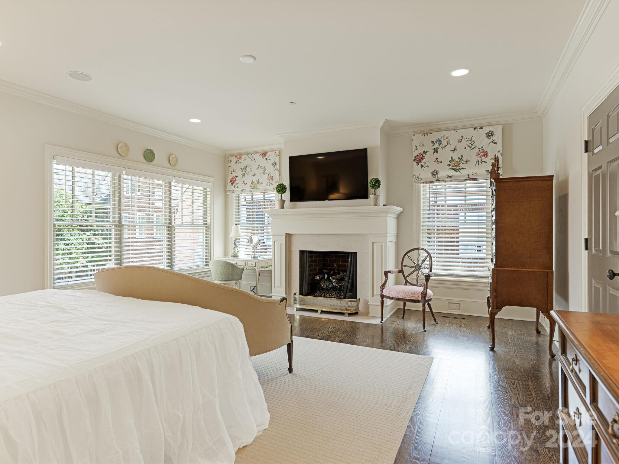 2011 Queens Road W