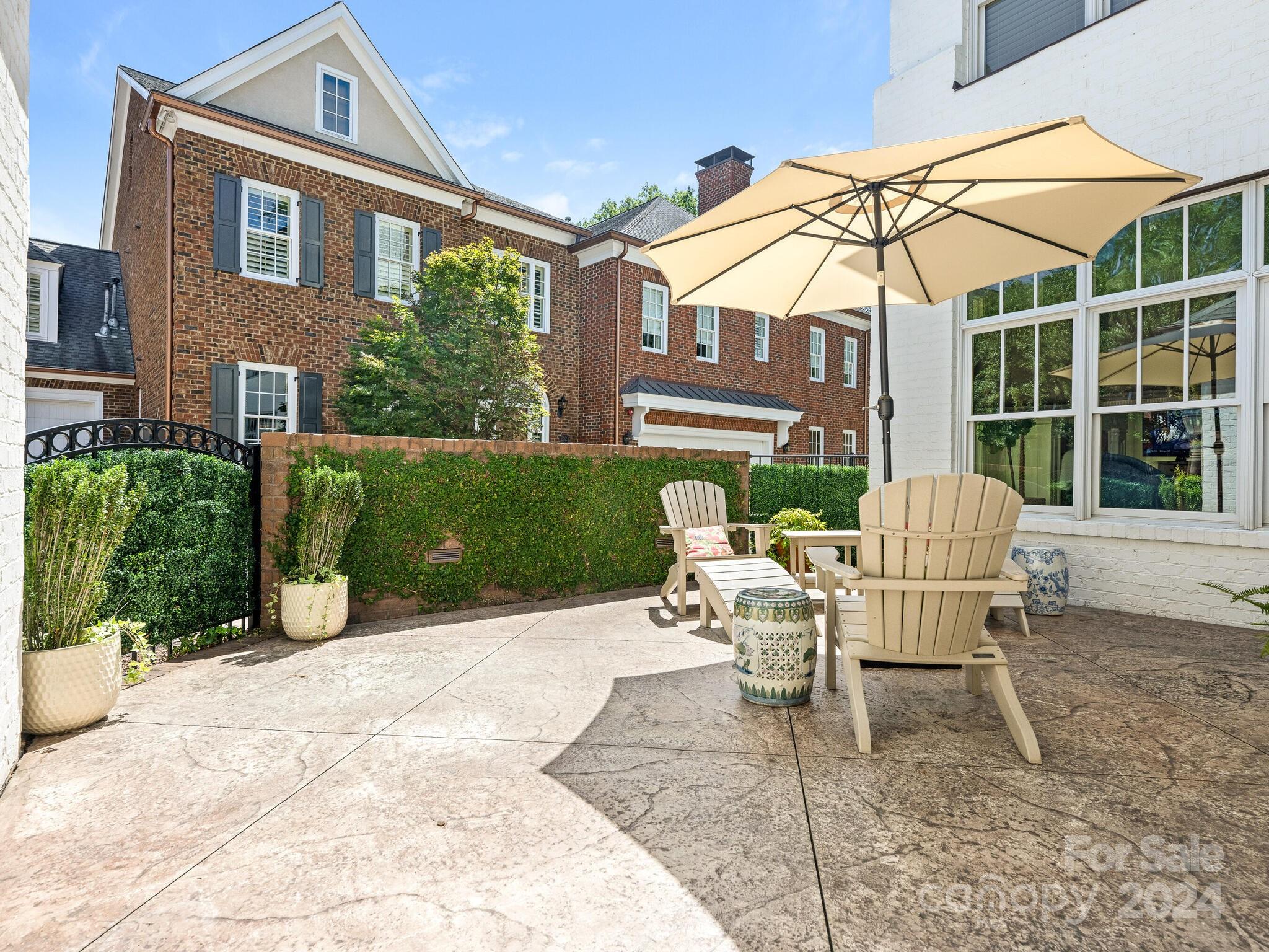 2011 Queens Road W