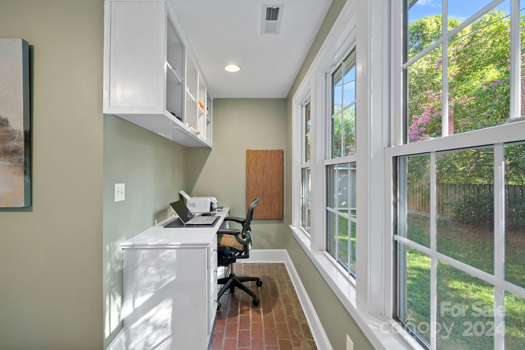 276 S Canterbury Road