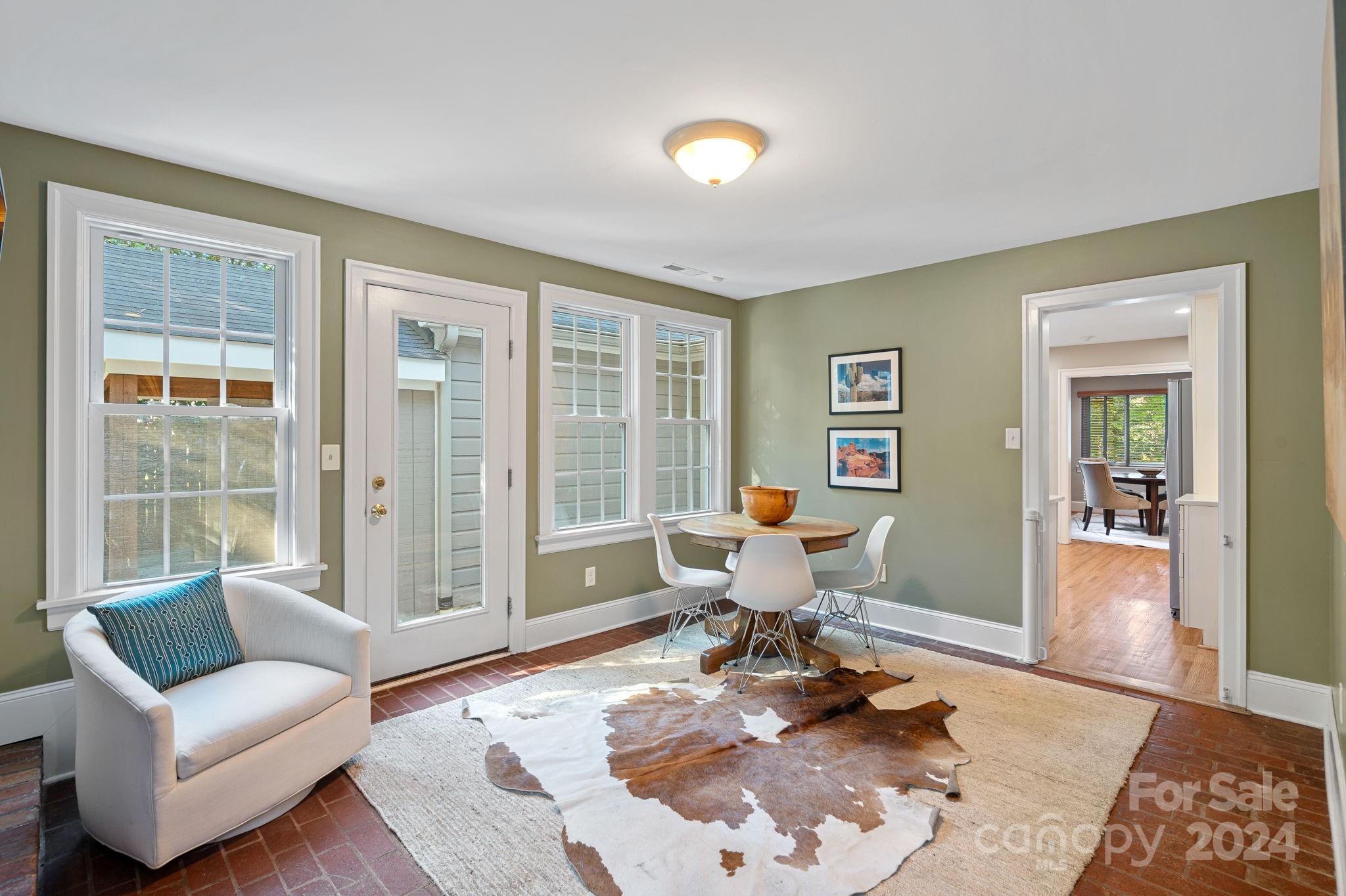276 S Canterbury Road