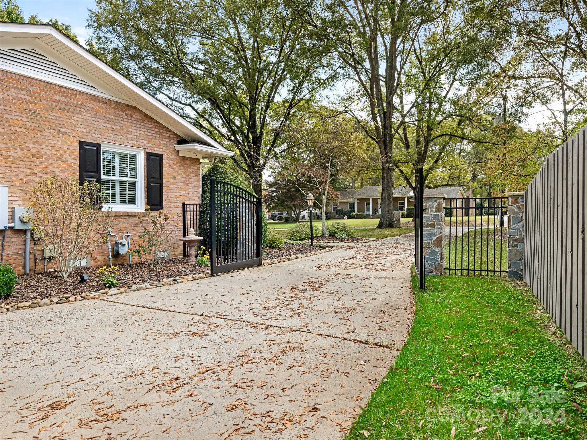 5652 Lansing Drive