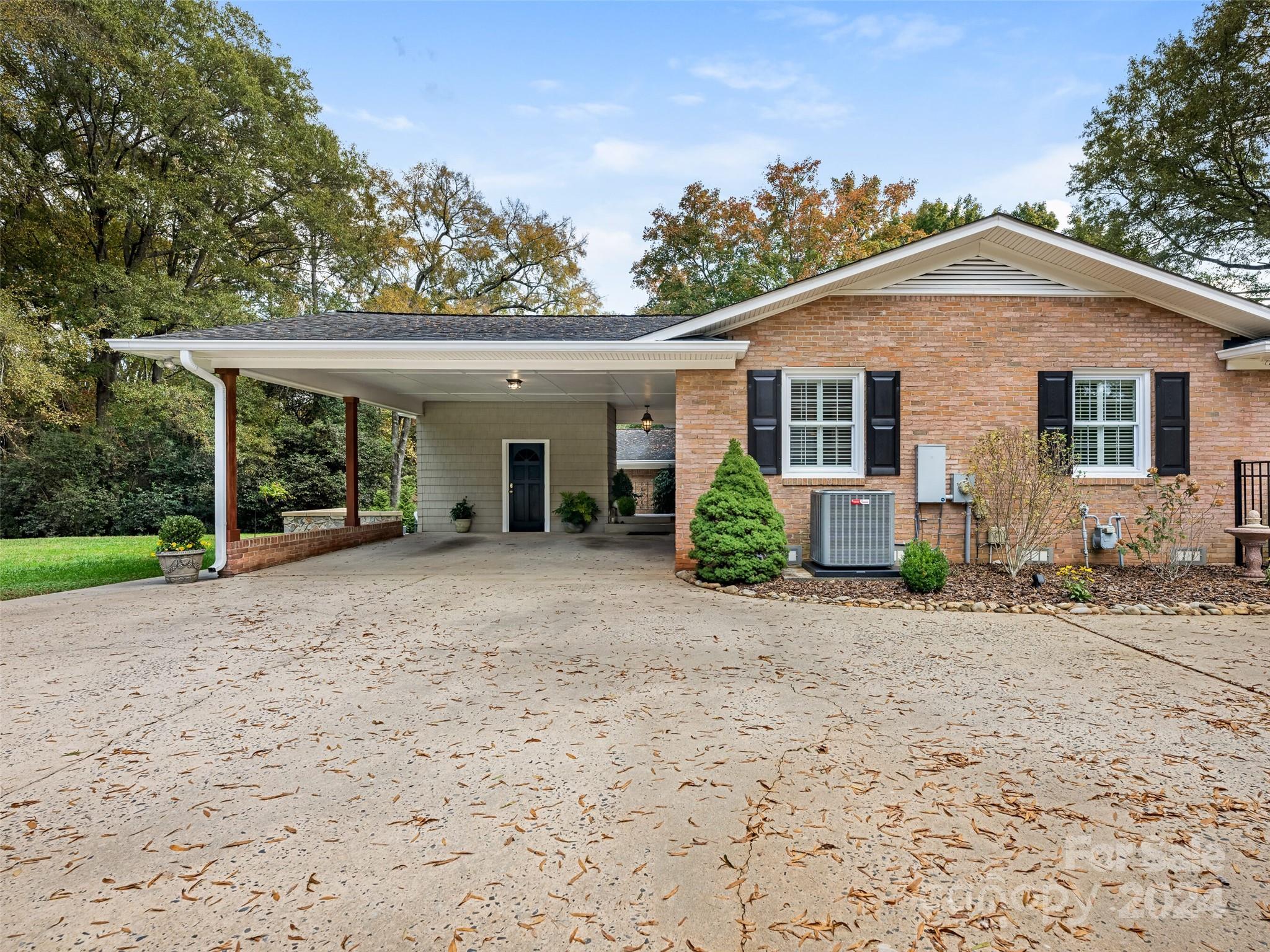 5652 Lansing Drive