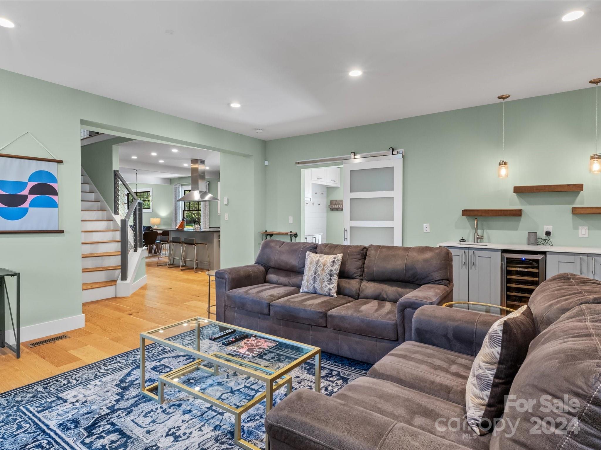 2020 Lyndhurst Avenue
