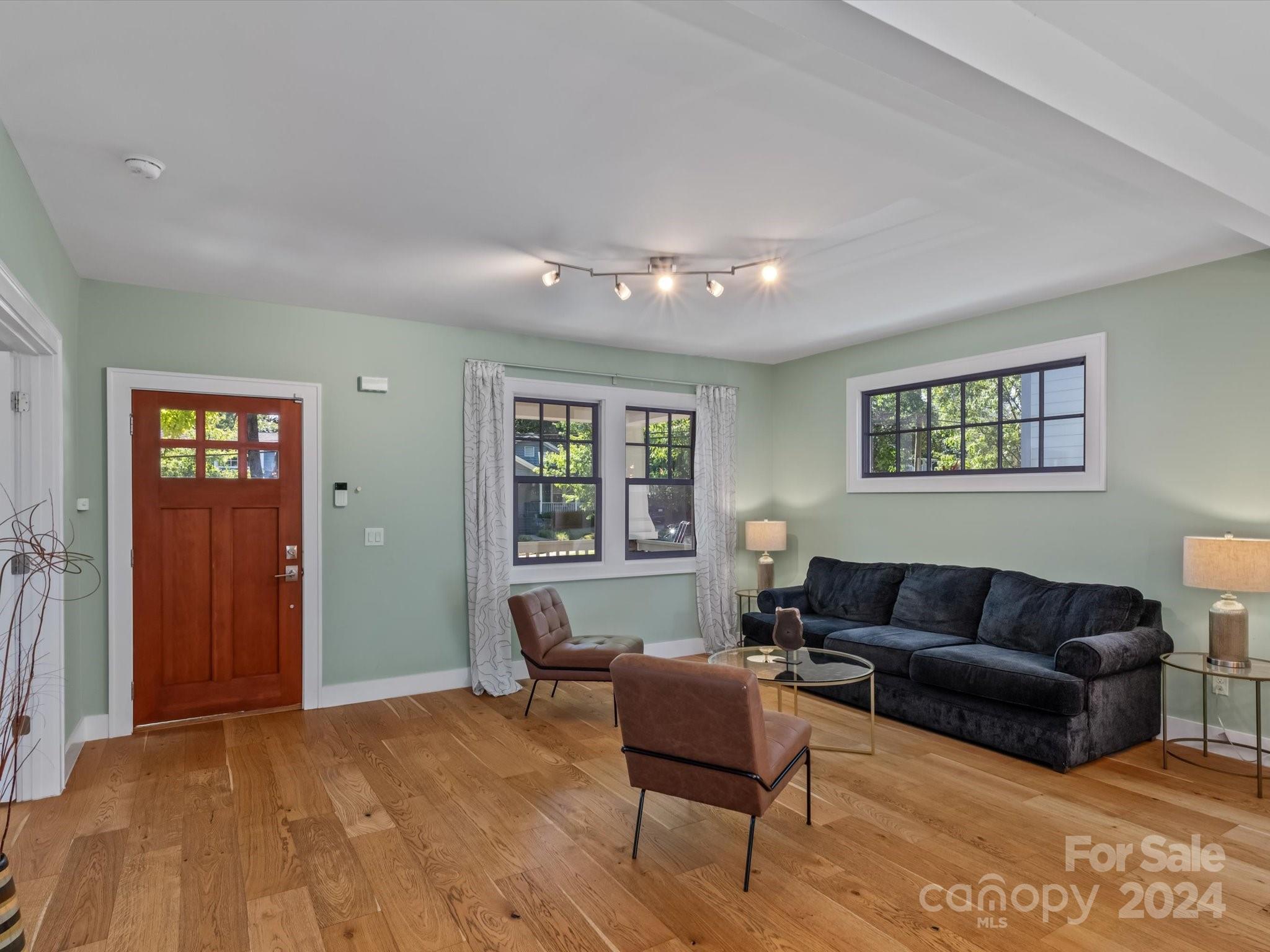 2020 Lyndhurst Avenue