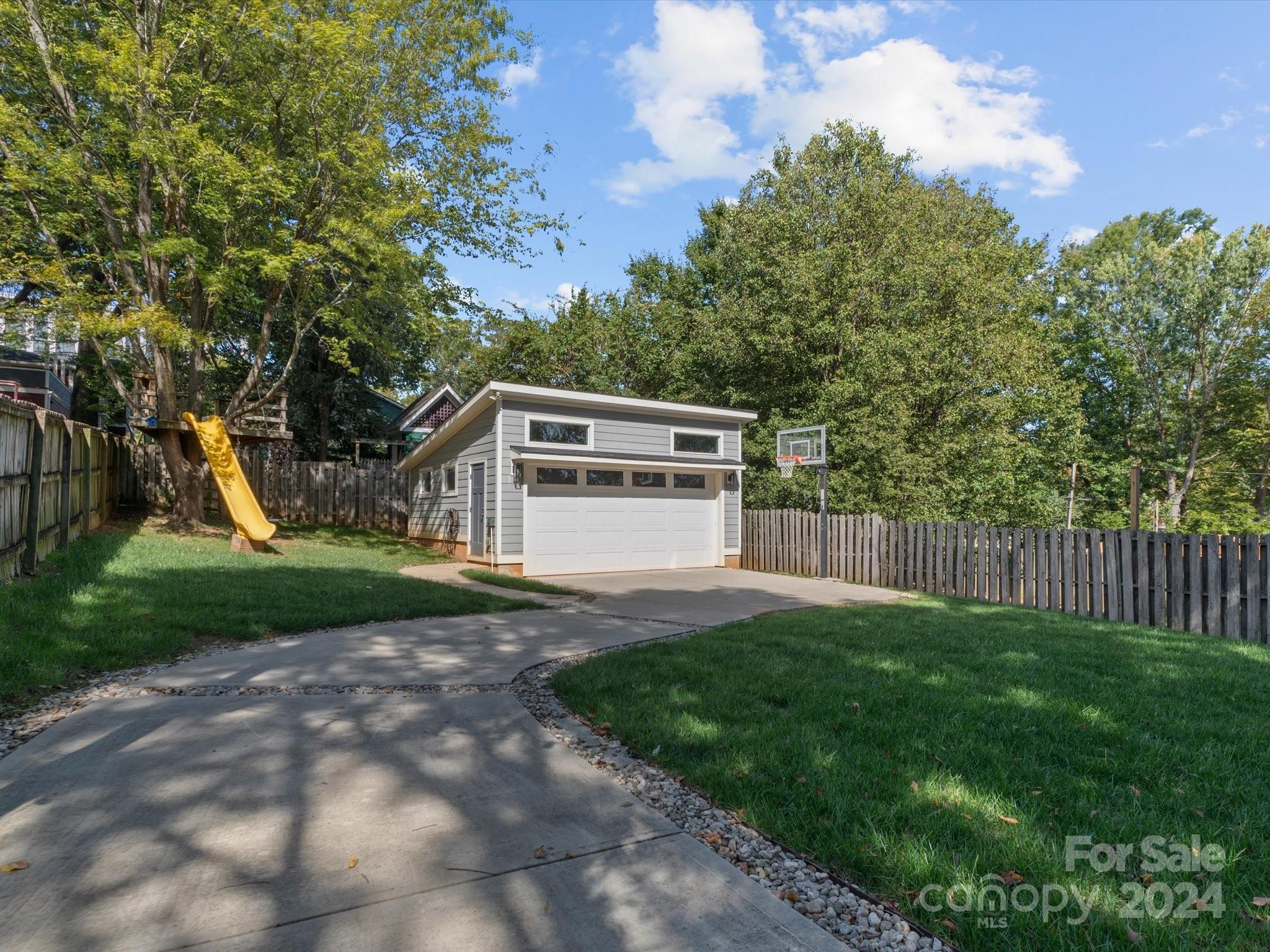 2020 Lyndhurst Avenue