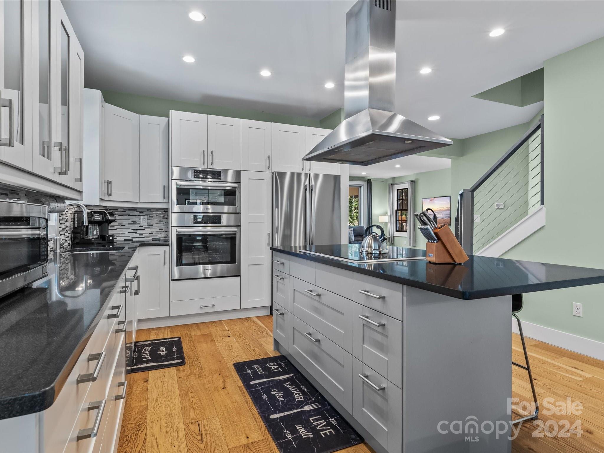 2020 Lyndhurst Avenue