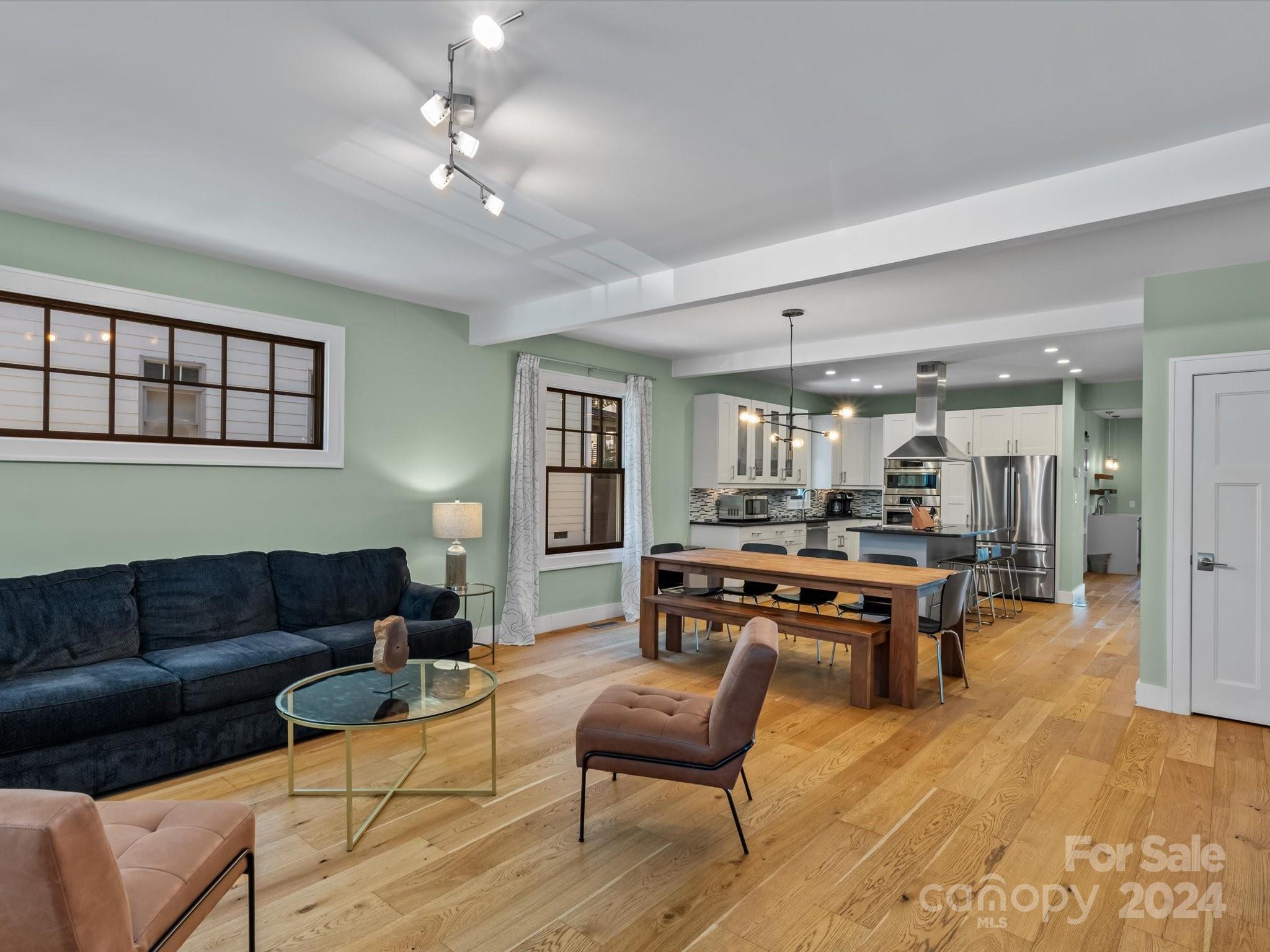 2020 Lyndhurst Avenue