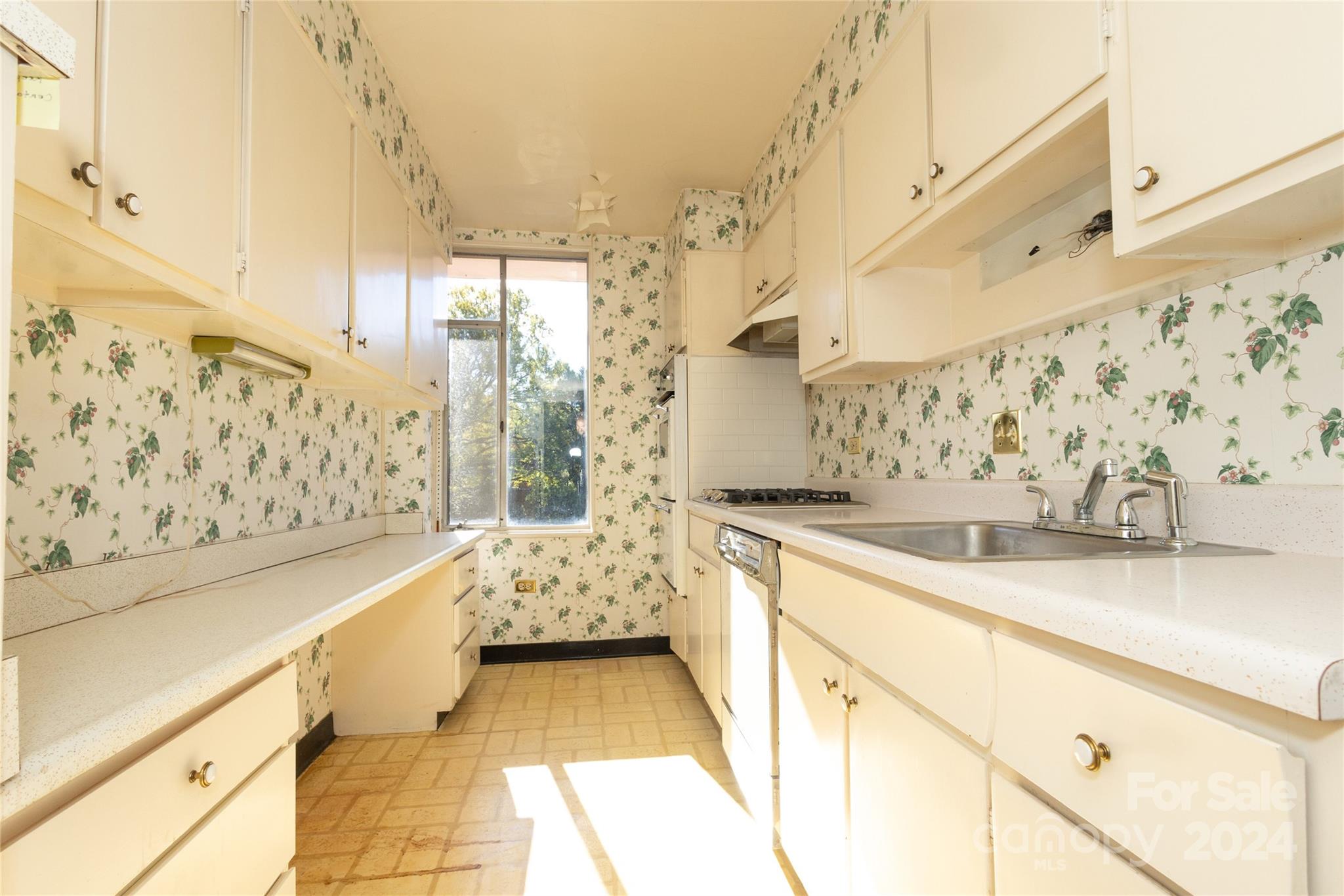 1300 Queens Road Unit: 409