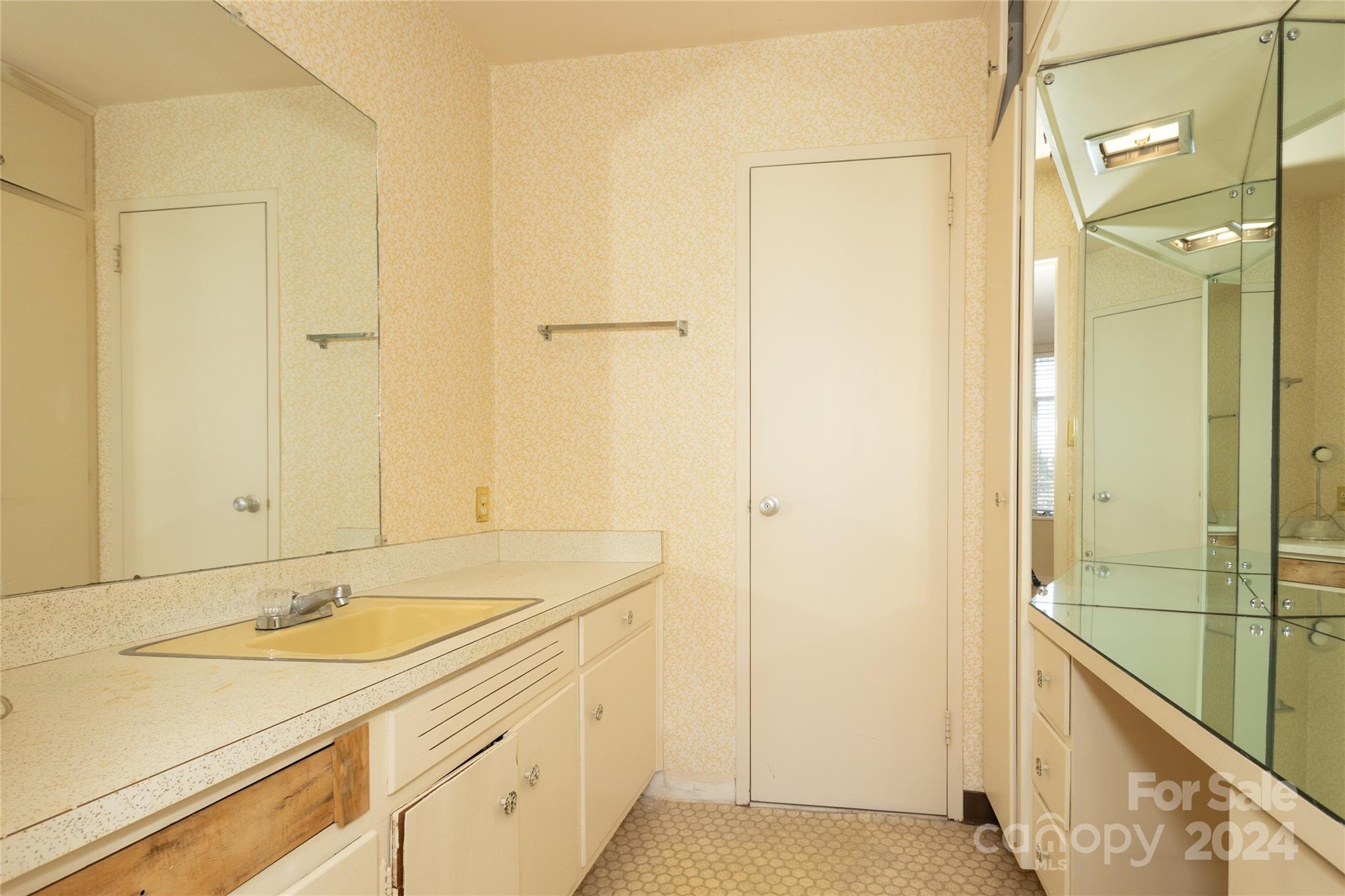 1300 Queens Road Unit: 409