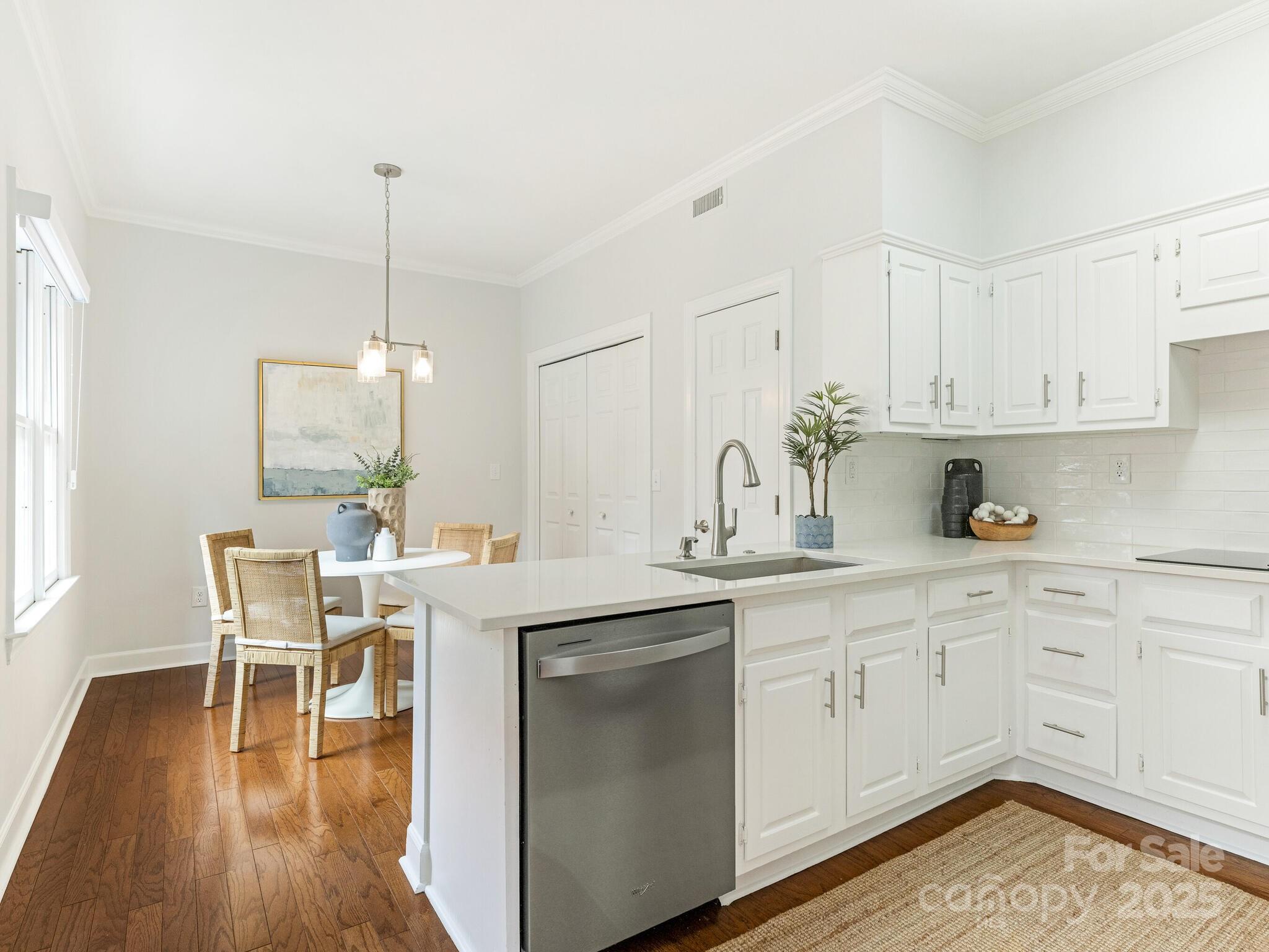 2031 Queens Road W
