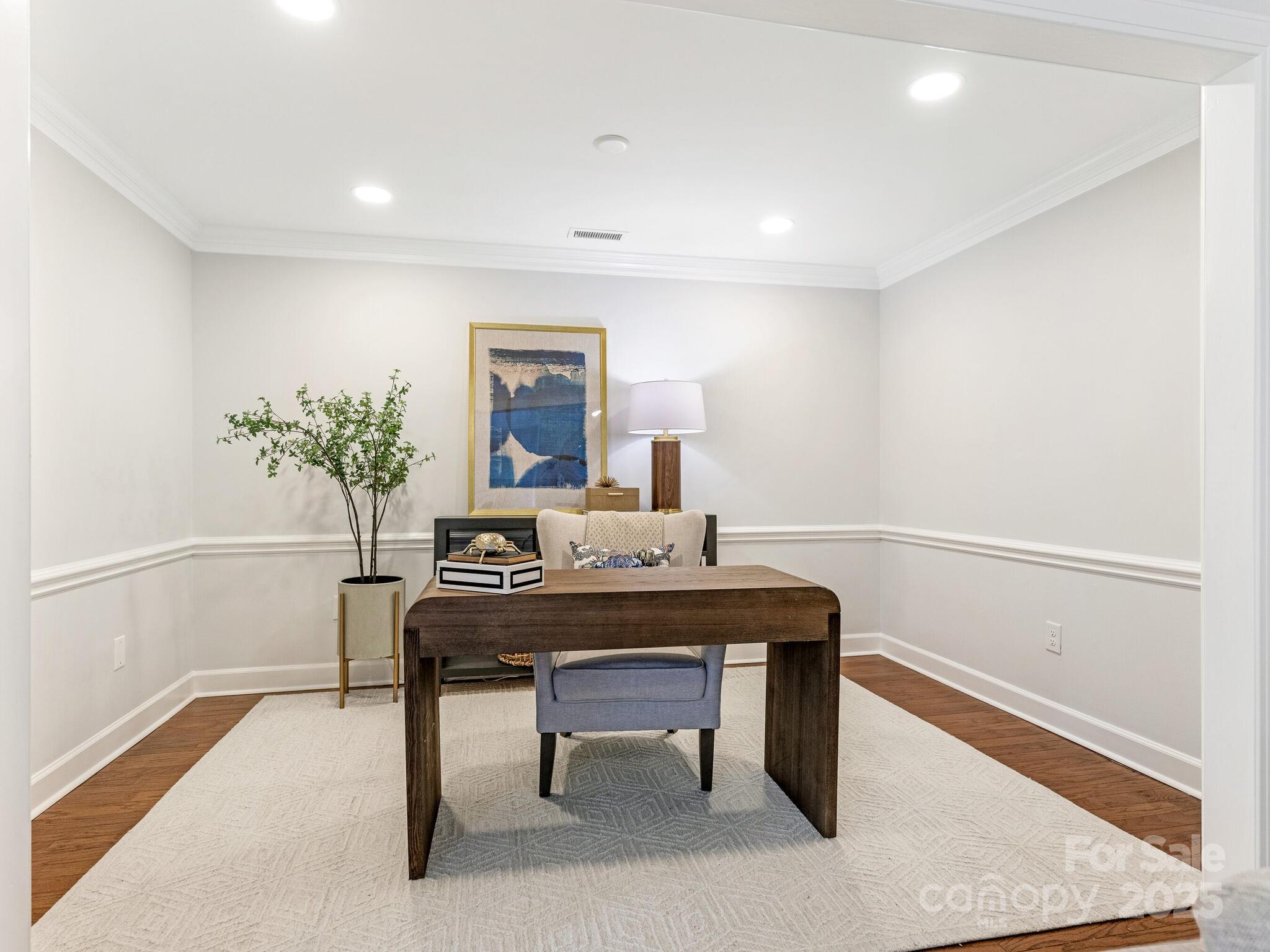 2031 Queens Road W