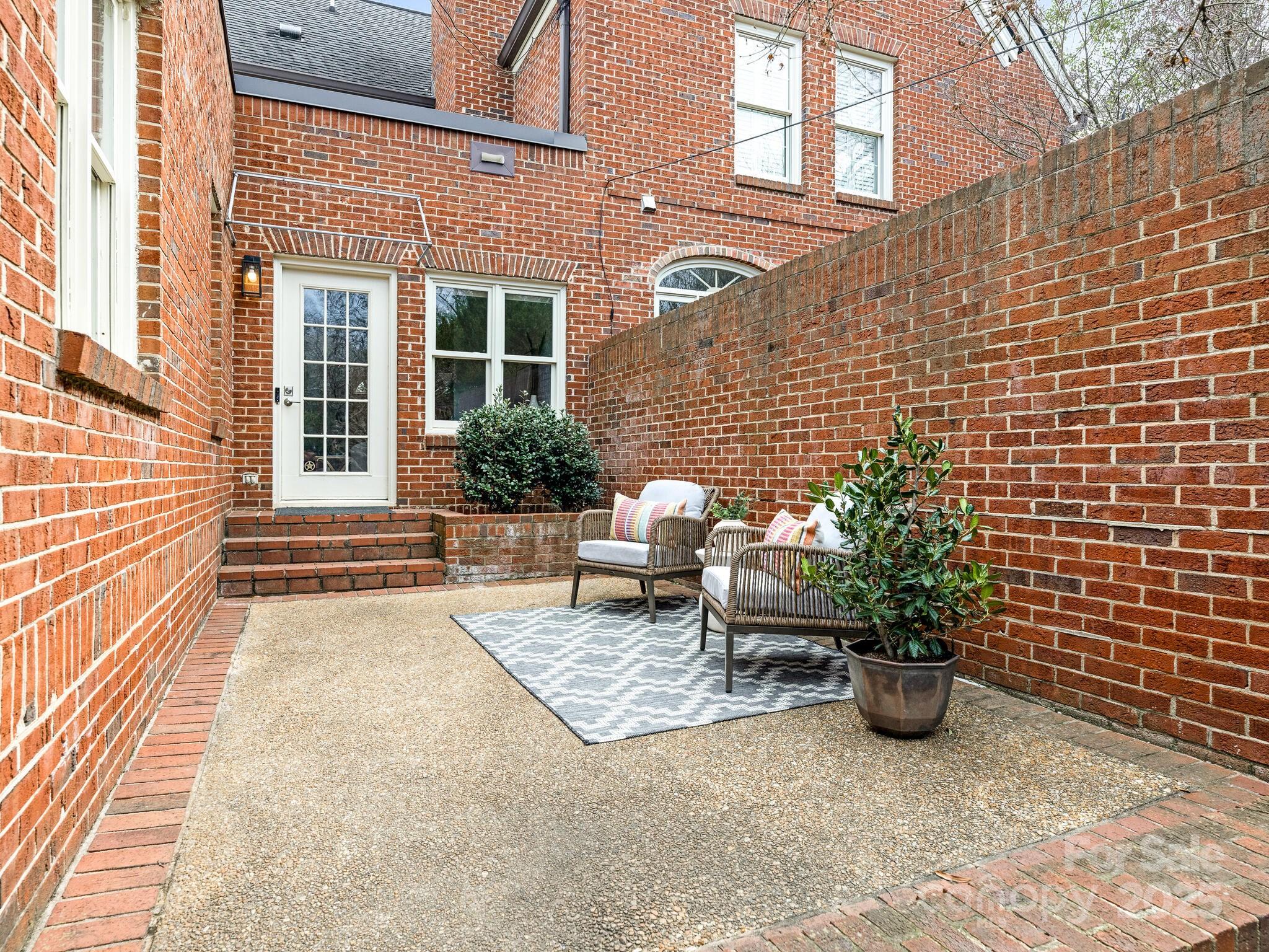 2031 Queens Road W