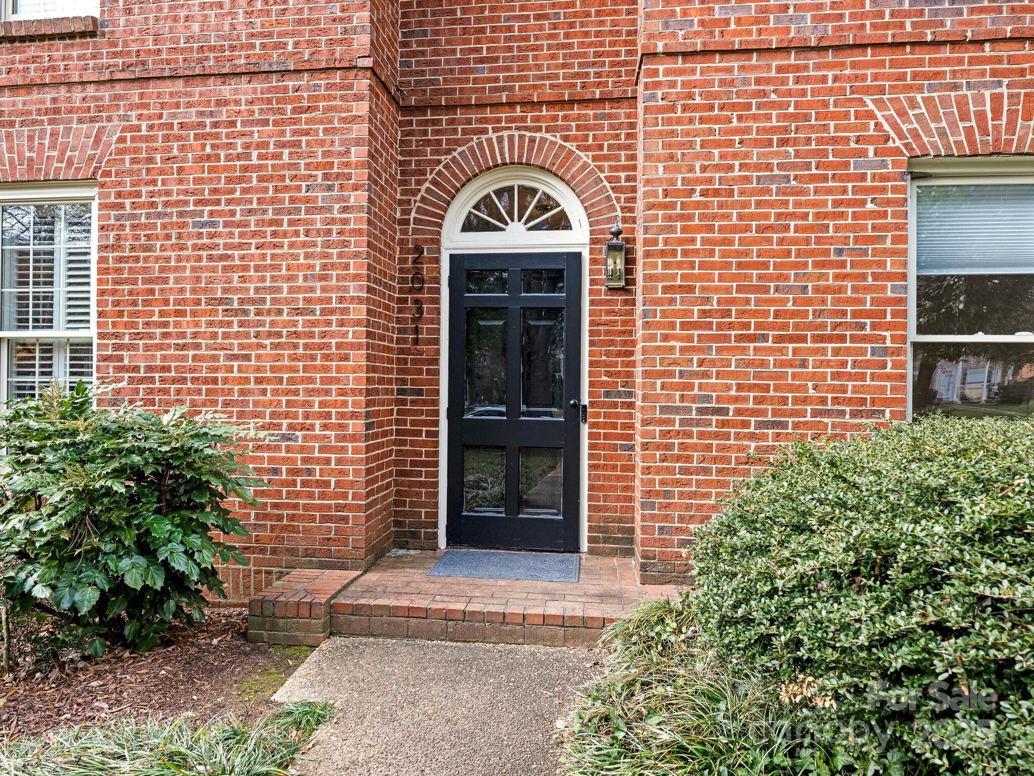 2031 Queens Road W
