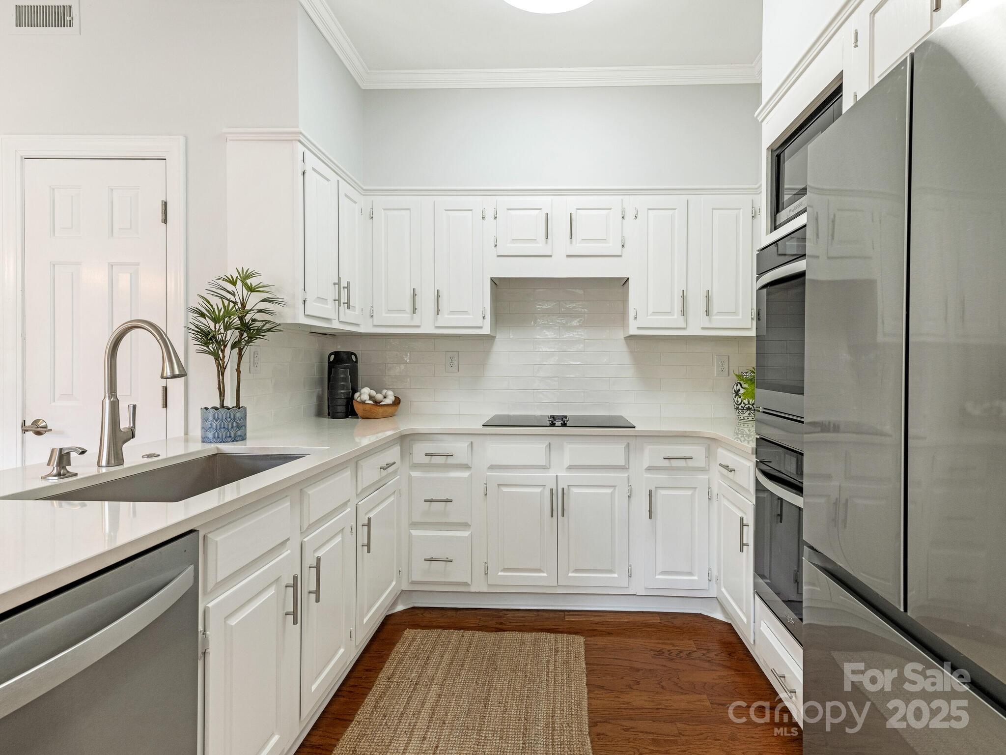 2031 Queens Road W