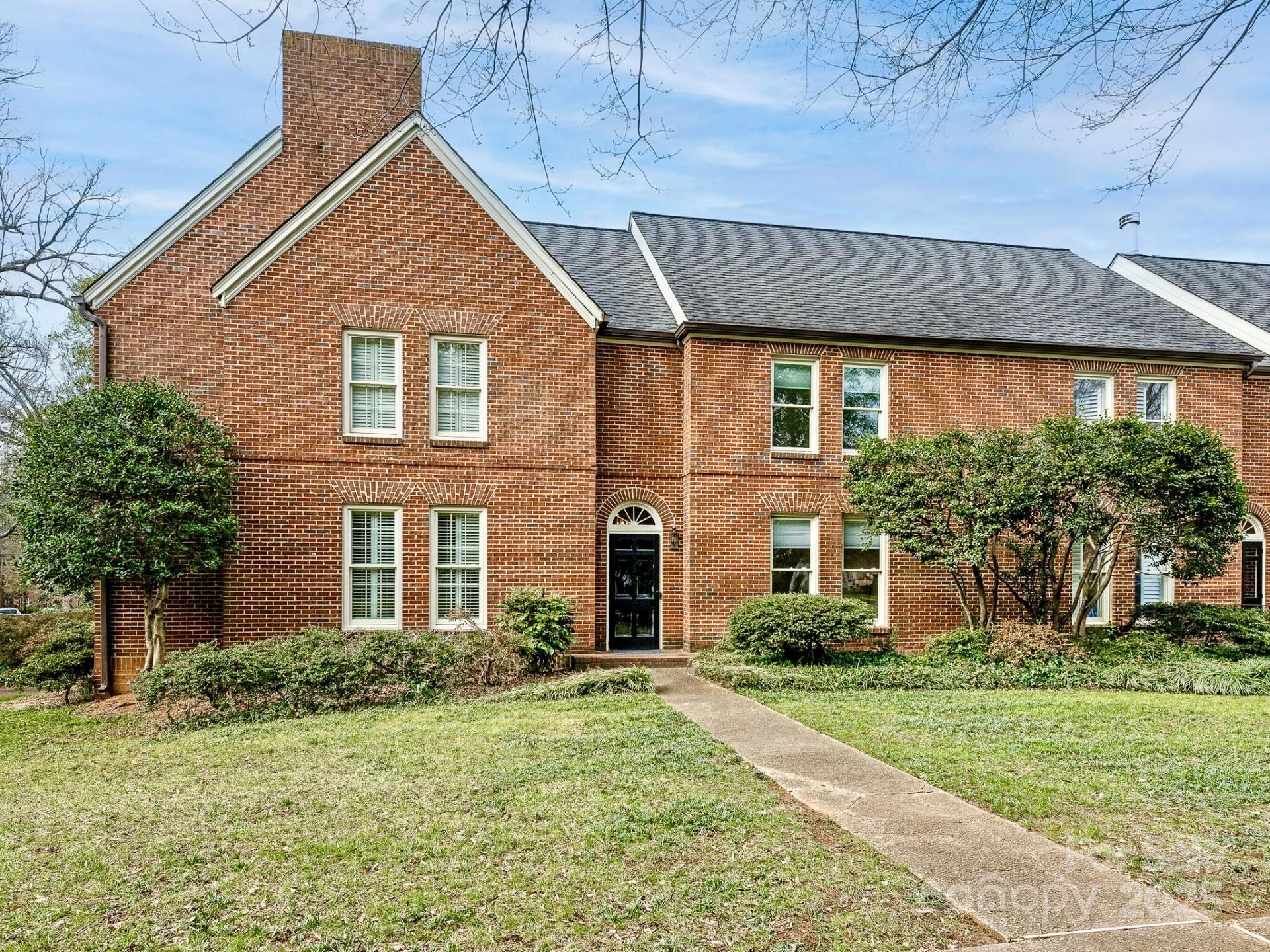 2031 Queens Road W