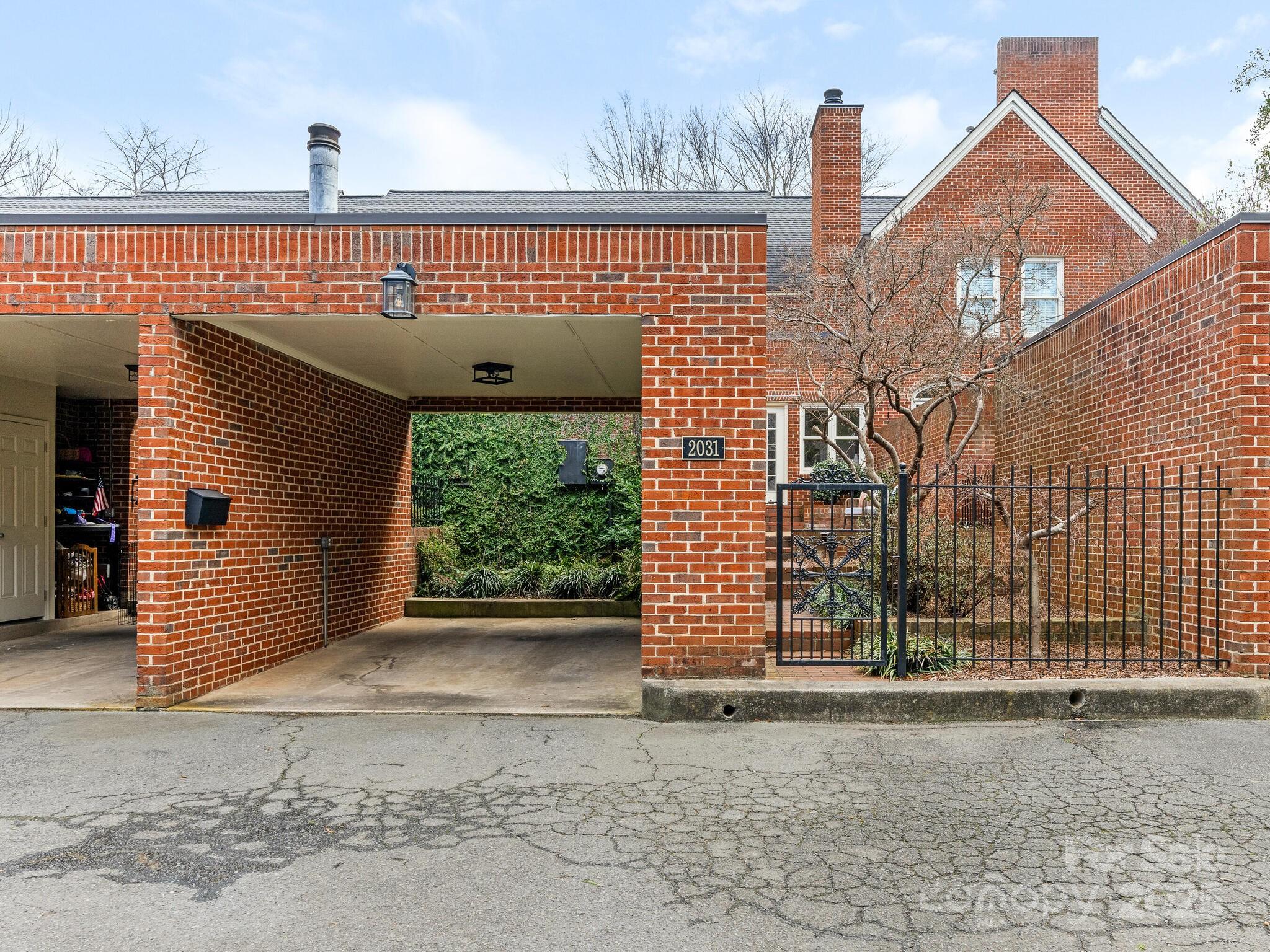 2031 Queens Road W