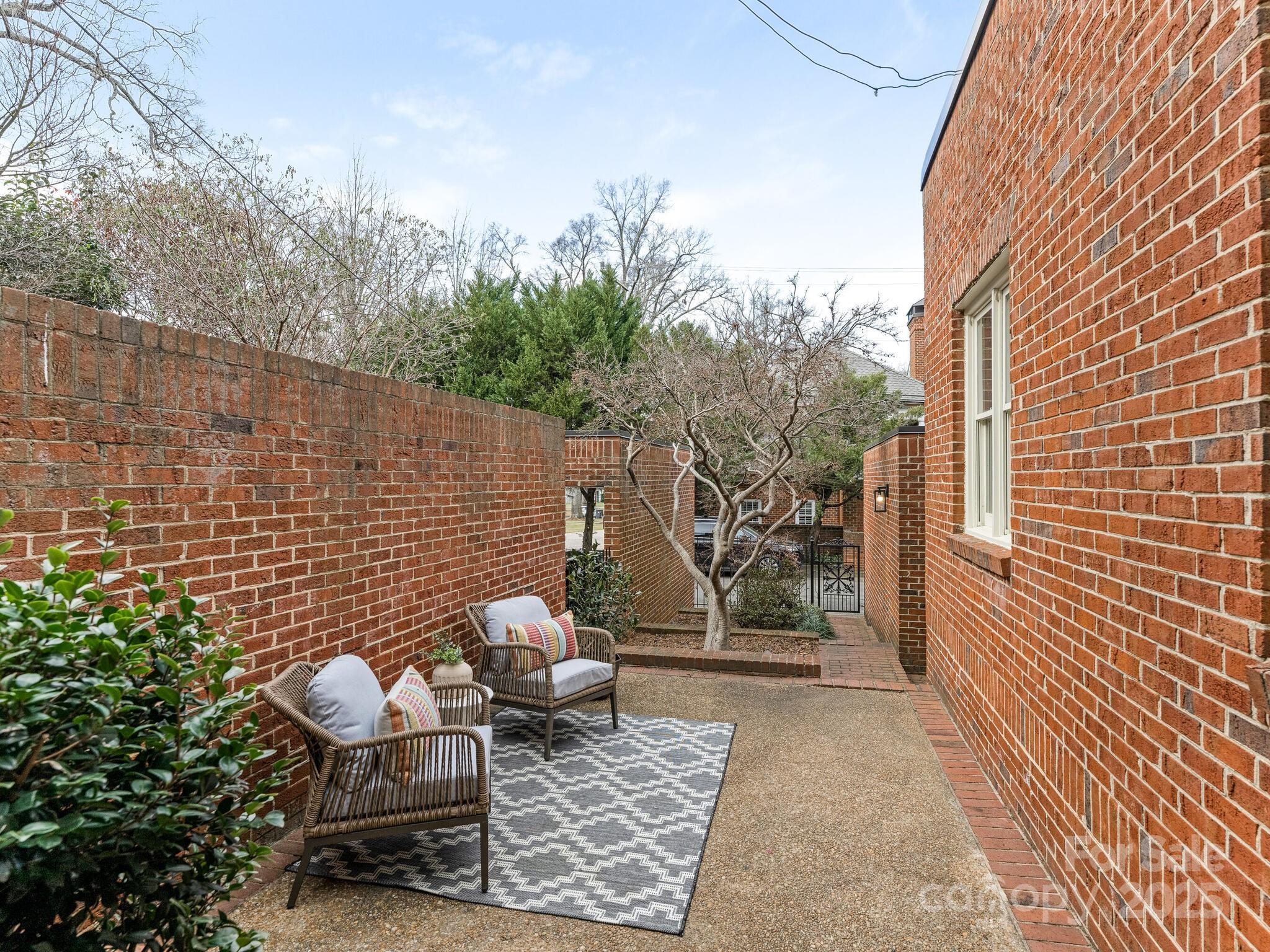 2031 Queens Road W