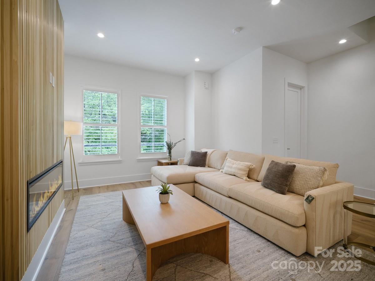 2534 Park Rose Lane Unit: 11