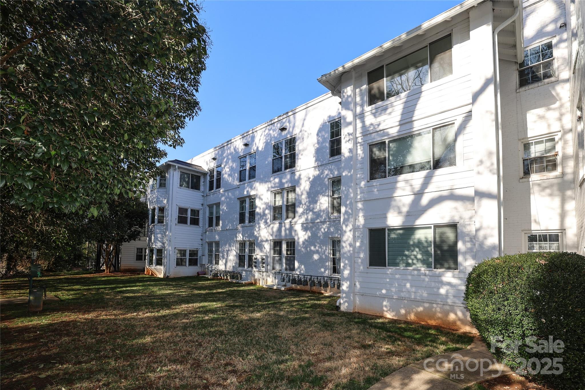 2501 Roswell Avenue Unit: 303