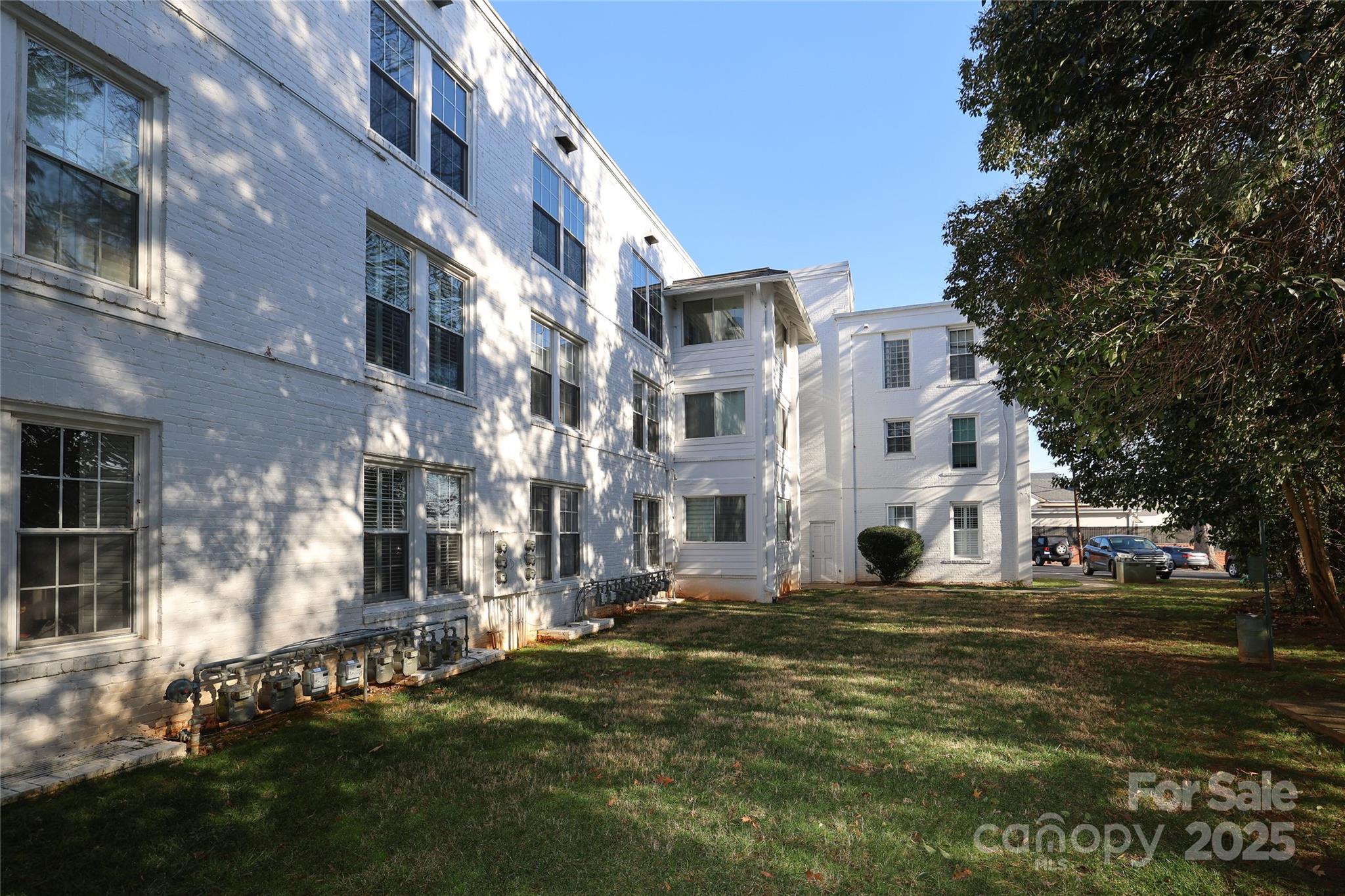 2501 Roswell Avenue Unit: 303