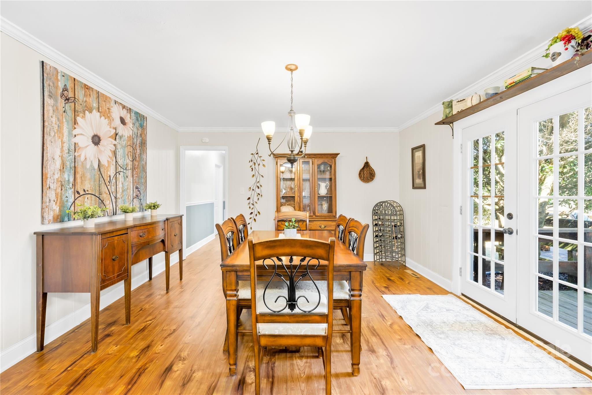 827 Lakeside Circle